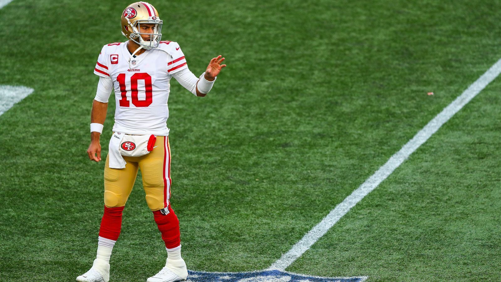 
                <strong>Jimmy Garoppolo (San Francisco 49ers)</strong><br>
                Das schlechte Abschneiden der San Francisco 49ers 2020 steht auch in direktem Zusammenhang mit dem Ausfall von Quarterback Jimmy Garoppolo, der sich am 6. Spieltag am Knöchel verletzte. Zwar sollte Jimmy G ursprünglich schon nach anderthalb Monaten zurückkehren, verpasste dann aber die ganze restliche Saison. 2021 feiert der Spielmacher nun endlich sein Comeback.
              