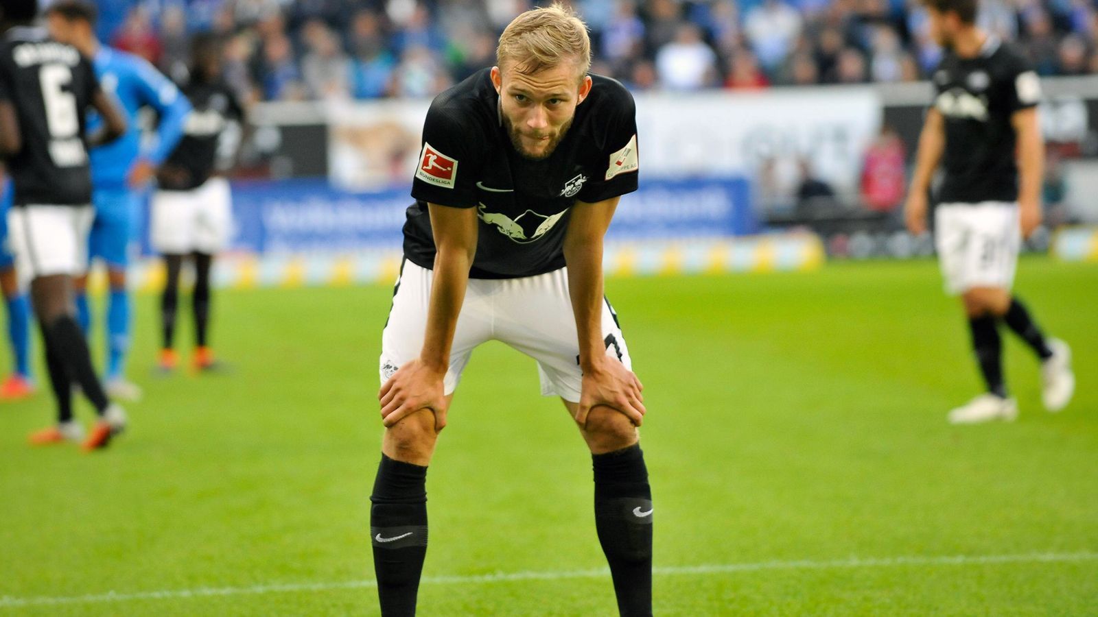 
                <strong>Abwehr - Konrad Laimer (RB Leipzig)</strong><br>
                Der 21-jährige Konrad Laimer ist einer der vielen Spieler, die in den letzten Jahren von RB Salzburg zu RB Leipzig wechselten. Bei den Sachsen etablierte sich der gelernte Sechser als passabler Rechtsverteidiger mit Offensivdrang. 26 Mal durfte der gebürtige Salzburger Laimer in den zurückliegenden, rund anderthalb Jahren für Leipzig in der Bundesliga auflaufen. Nur ein Tor fehlt dem Blondschopf in Deutschlands Fußball-Oberhaus noch zum ganz großen Glück.
              