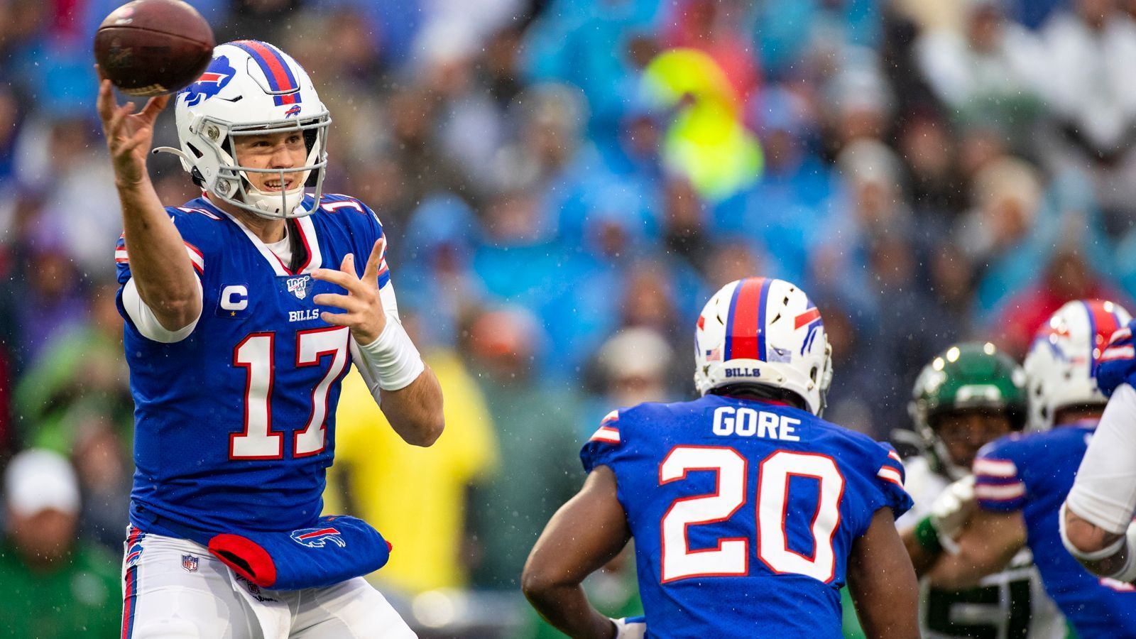 
                <strong>Gewinner: Buffalo Bills</strong><br>
                Eines der Überraschungsteams in dieser Saison, die jahrelange Lachnummer und Ausdruck biederen Durchschnitts steht mit einer 10-6-Bilanz in den Playoffs. Zwei gute Gründe gibt es: Quarterback Josh Allen, der in seinem zweiten Jahr wichtige Schritte nach vorne gemacht hat. Und die Defense, die den Laden zusammenhält. Ist Allen der Motor, ist die Defense die Karosserie der Bills-Karre, die jetzt mal schaut, wie weit die Reise noch geht. Erfolgreich war sie schon jetzt.
              