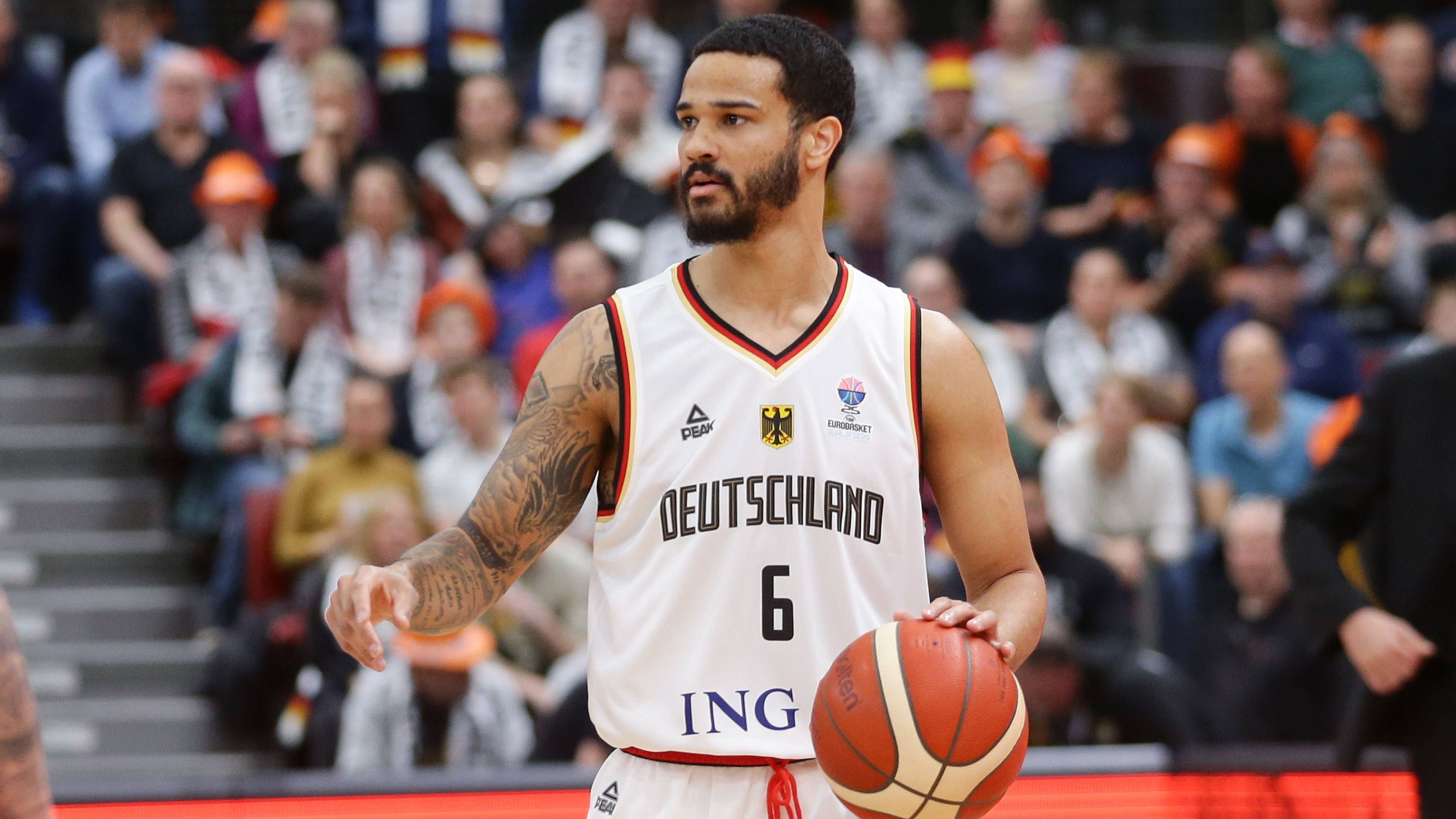 <strong>Nick Weiler-Babb (Guard, Bayern München)</strong><br>Er wurde in Kanada geboren, wuchs in den USA auf und spielt für die deutsche Nationalmannschaft. Bei der Europameisterschaft 2022 gewann Weiler-Babb mit der DBB-Auswahl Bronze.&nbsp;&nbsp;