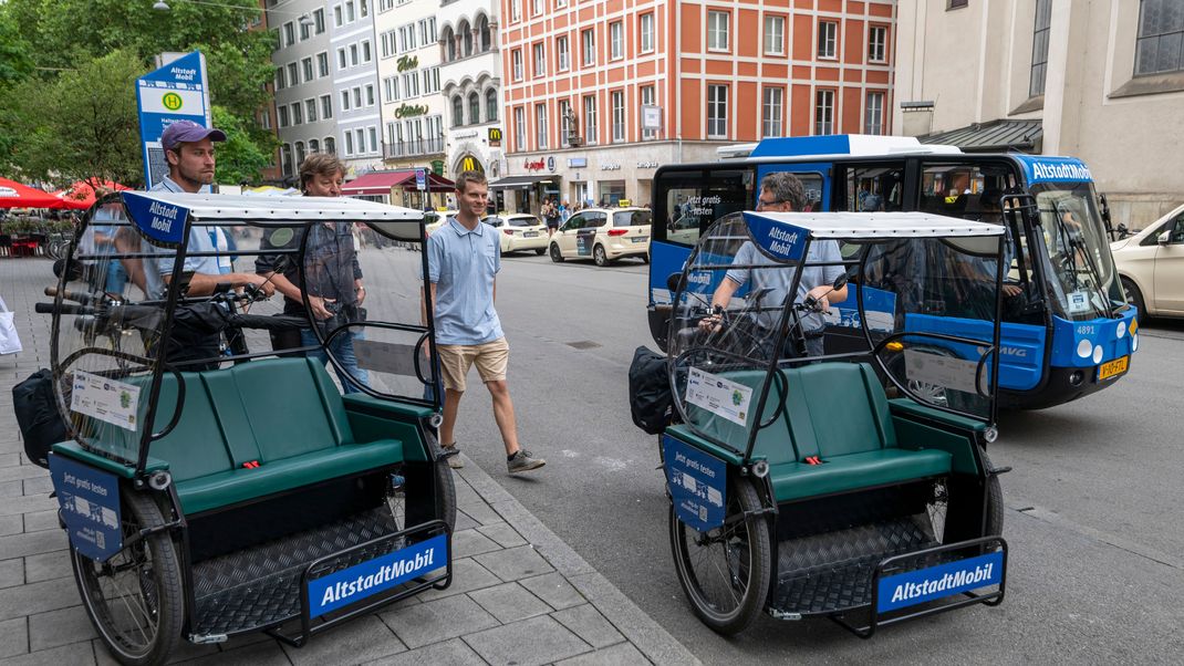 Ein elektrischer Mikrobus und zwei E-Rikschas werden zu Beginn des Testbetriebs in der Innenstadt vorgestellt. 