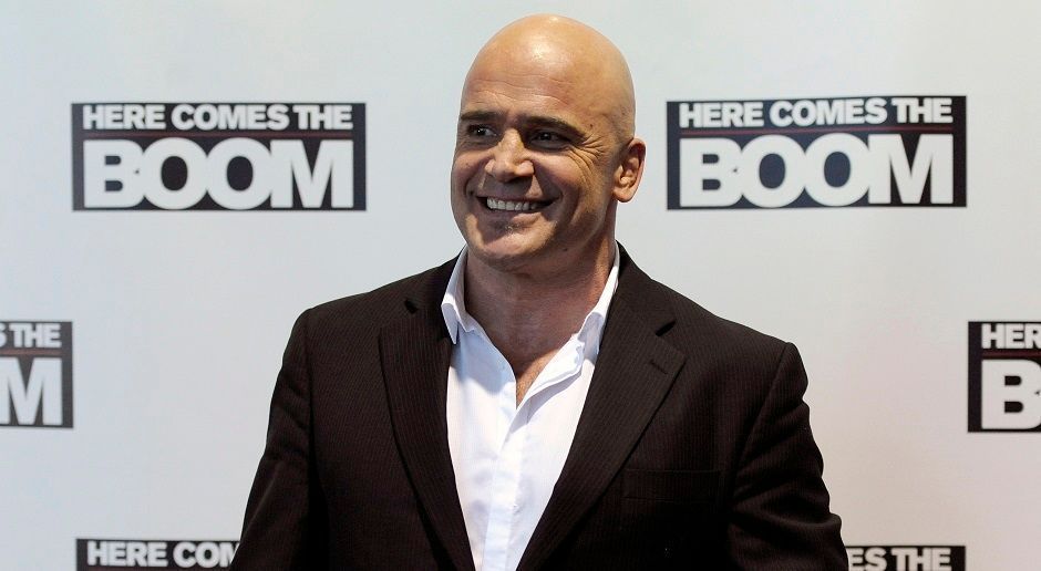 
                <strong>Bas Rutten</strong><br>
                Bas Rutten ist der erste Europäer, der den WM-Titel im Schwergewicht hielt. Der MMA-Pionier riss den Gürtel im Mai 1999 bei UFC 20 an sich. Er verteidigte ihn jedoch nicht, sondern wechselte ins Halbschwergewicht, um als erster UFC-Fighter zwei WM-Titel in unterschiedlichen Gewichtklassen zu gewinnen. Dieses Vorhaben konnte er aufgrund mehrerer Verletzungen nicht mehr umsetzen.
              