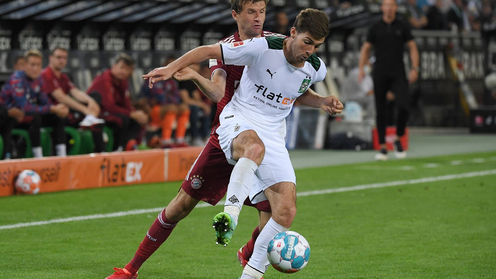 
                <strong>Joe Scally (Borussia Mönchengladbach)</strong><br>
                "Joe Scally, oho, Joe Scally, ohooohooo" feiern die Gladbach-Fans den 18-jährigen US-Amerikaner bei seinem Bundesliga-Debüt. Und das völlig zurecht. Scally kämpft, kratzt und beißt auf seiner linken Abwehrseite – egal ob der Gegenspieler Leroy Sane, Thoma Müller oder Robert Lewandowski heißt. Ein mehr als ordentlicher Auftritt des US-Amerikaners, der ein würdiger Vertreter des verletzten und ansonsten gesetzten Linksverteidigers Ramy Bensebaini ist. ran-Note: 3
              