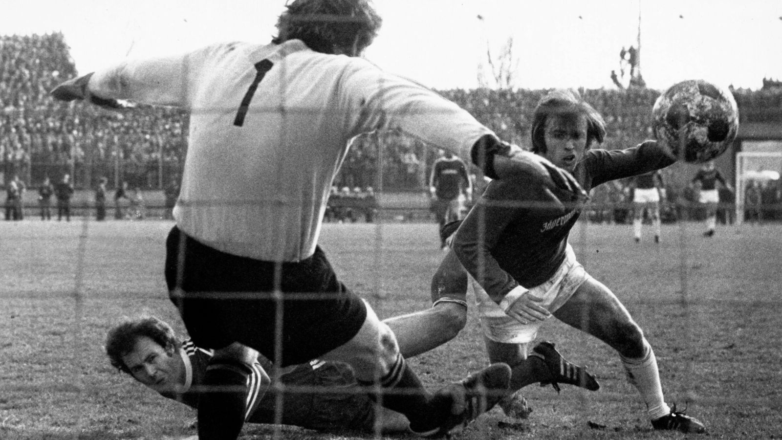 
                <strong>1. FC Saarbrücken - FC Bayern München 6:1 (1976/77)</strong><br>
                Der 16. April 1977 war der Tag des Saarbrückers Roland Stegmayer (re.). Der Stürmer erledigte die Münchner am 30. Spieltag beim 6:1-Sieg der Saarländer mit vier Treffern quasi im Alleingang. Für die Münchner war es hingegen nach dem 0:5 in Hamburg die zweite, extrem hohe Bundesliga-Niederlage innerhalb von zwei Wochen. Kein Wunder also, dass die Münchner die Saison nur auf Platz 7 beendeten. 
              