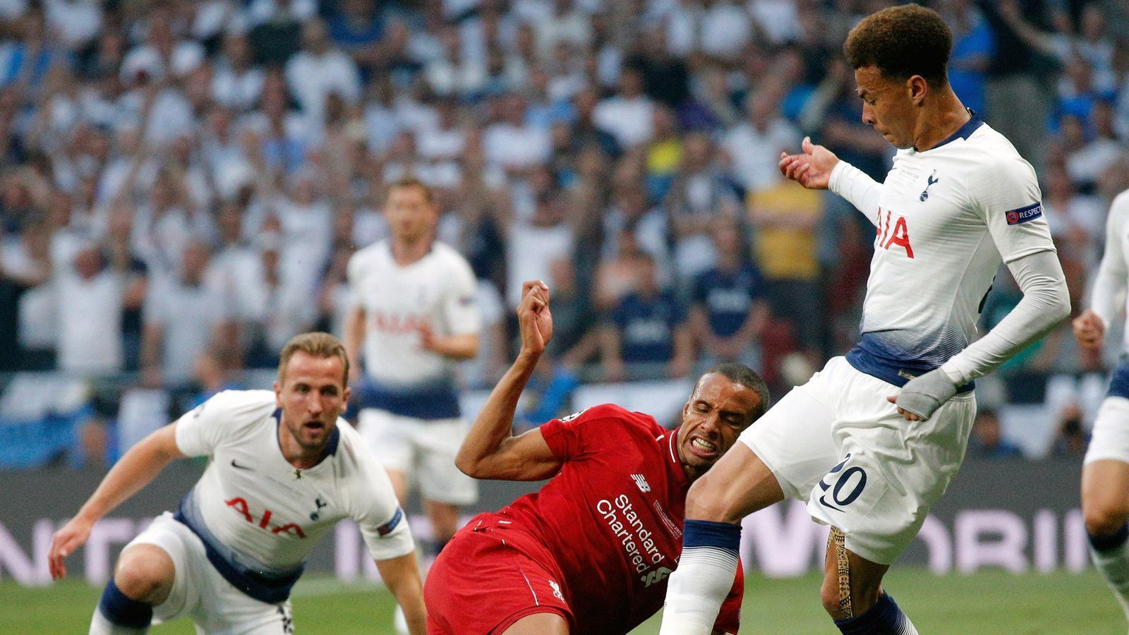 
                <strong>Dele Alli (Tottenham Hotspur)</strong><br>
                Sehr blasser Auftritt in den ersten 45 Minuten. Viele Aktionen sind zu undurchdacht und zu fehlerhaft, er bringt keine Ideen ins Offensivspiel, bewegt sich zu wenig. In Halbzeit zwei kaum verbessert. Für ihn ein gebrauchter Finaltag. Geht in der 82. Minute runter. ran-Note: 5
              