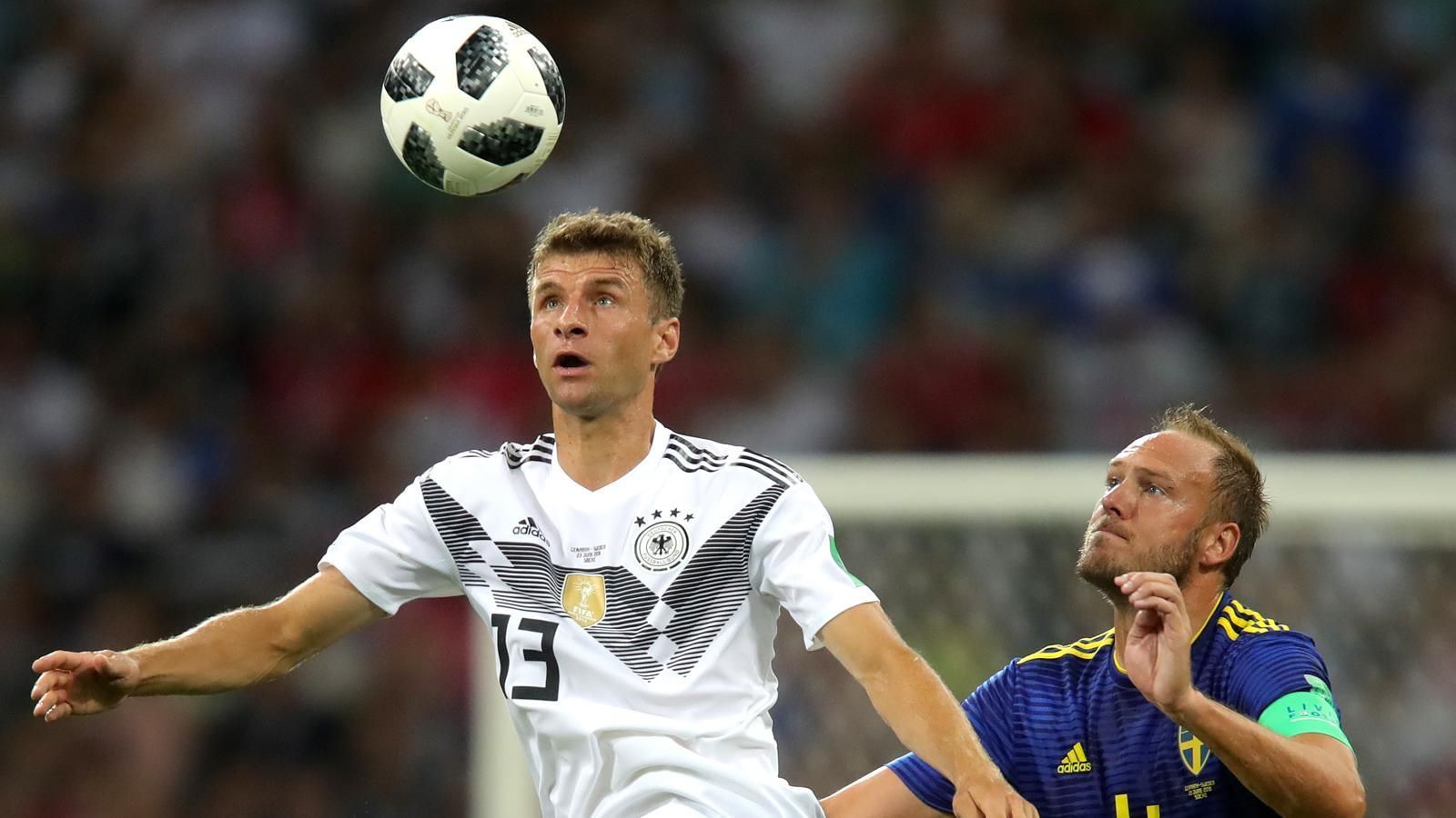 
                <strong>Thomas Müller</strong><br>
                Dem Goalgetter der Weltmeisterschaft 2010 und 2014 fehlt die Leichtigkeit – das wird besonders deutlich, als er sich nach einem Reus-Pass im Strafraum von Ekdal auf einfachste Weise abkochen lässt. Seine beste Aktion: In der eigenen Hälfte bremst er den beinahe durchgebrochenen Forsberg aus. ran-Note: 4
              