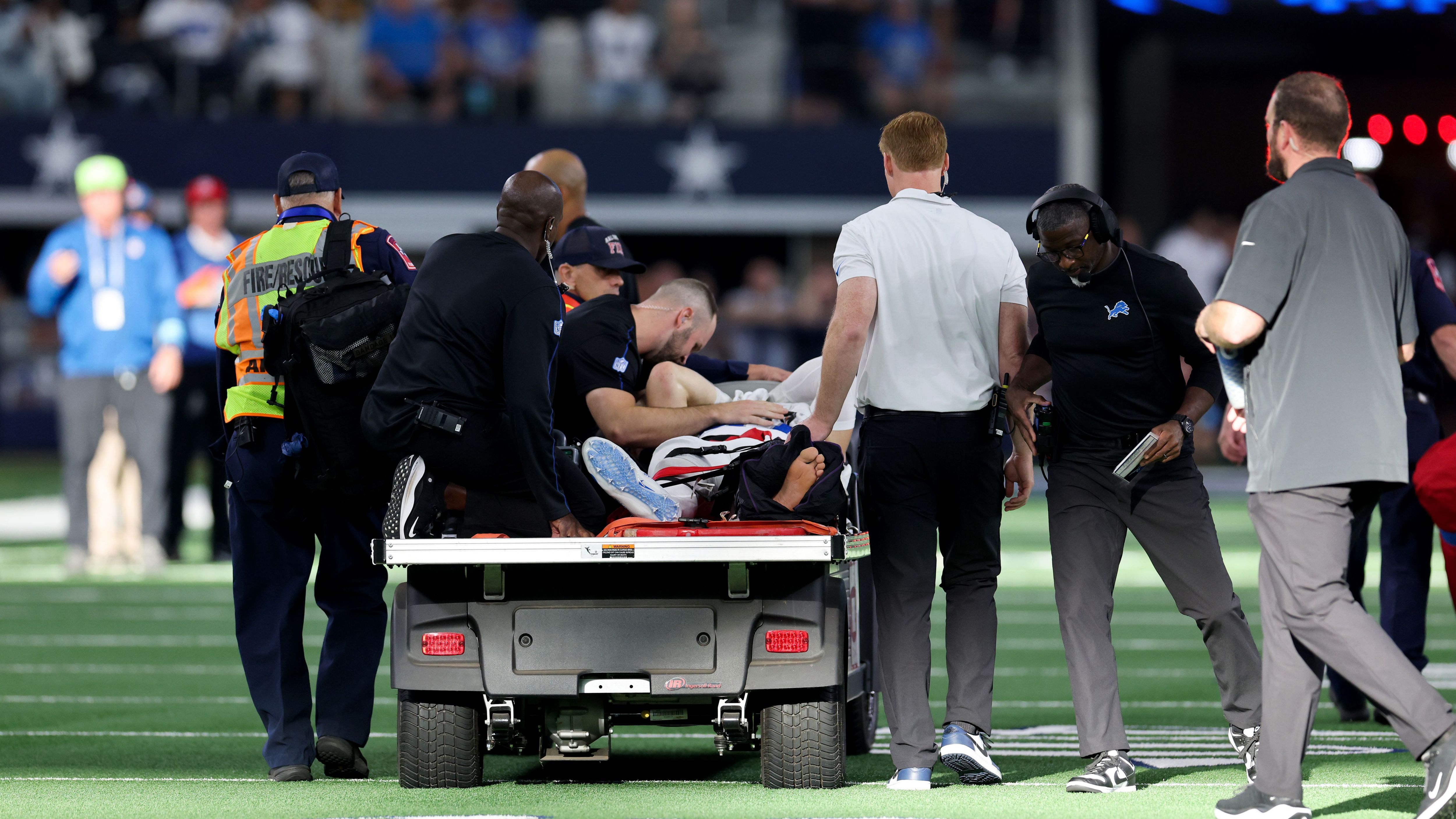 <strong>Aidan Hutchinson (Detroit Lions)</strong><br><a data-li-document-ref="87535" href="https://www.ran.de/sports/american-football/nfl/galerien/nfl-injury-update-vor-der-saison2025-schwere-verletzung-bei-steelers-zugang-saisonaus-droht-87535">Dan Campbell hofft zwar</a>, dass Aidan Hutchinson trotz seines in Woche 6 erlittenen Schienbeinbruchs doch noch in dieser Saison zurückkehren könnte, prognostiziert wird allerdings eine Ausfallzeit von vier bis sechs Monaten. Damit wäre die Spielzeit 2024 für den Defense-Star der Detroit Lions vorzeitig beendet.