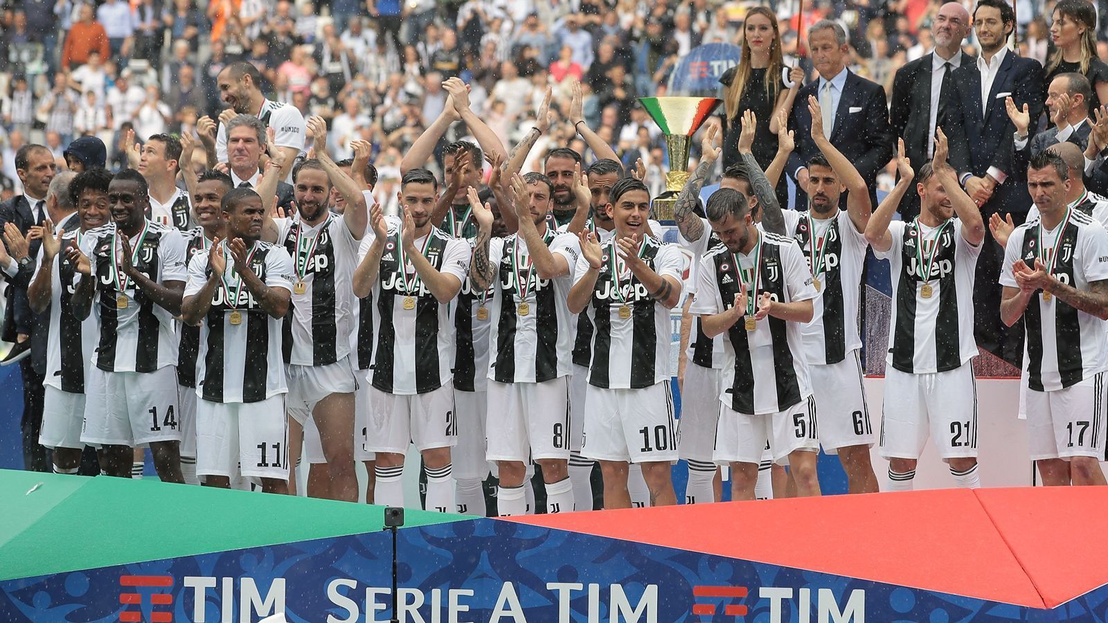 
                <strong>Platz 10 - Juventus Turin (Italien)</strong><br>
                Social-Media-Fans gesamt: 48,9 MillionenFacebook: 32 MillionenTwitter: 7,5 MillionenInstagram: 9,5 Millionen
              