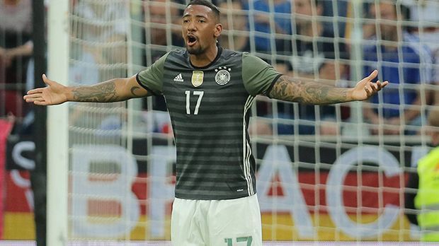 
                <strong>Jerome Boateng</strong><br>
                Jerome Boateng: In der Defensive 40 Minuten die Souveränität in Person. Bei beiden Gegentoren nah am Geschehen – aber nicht nah genug. Ganz starke Spieleröffnung mit unfassbar präzisen Diagonalbällen. Nach der Halbzeit fast 20 Minuten Kapitän der DFB-Elf. In der 64. Minute raus für Benedikt Höwedes. ran-Note: 3.
              
