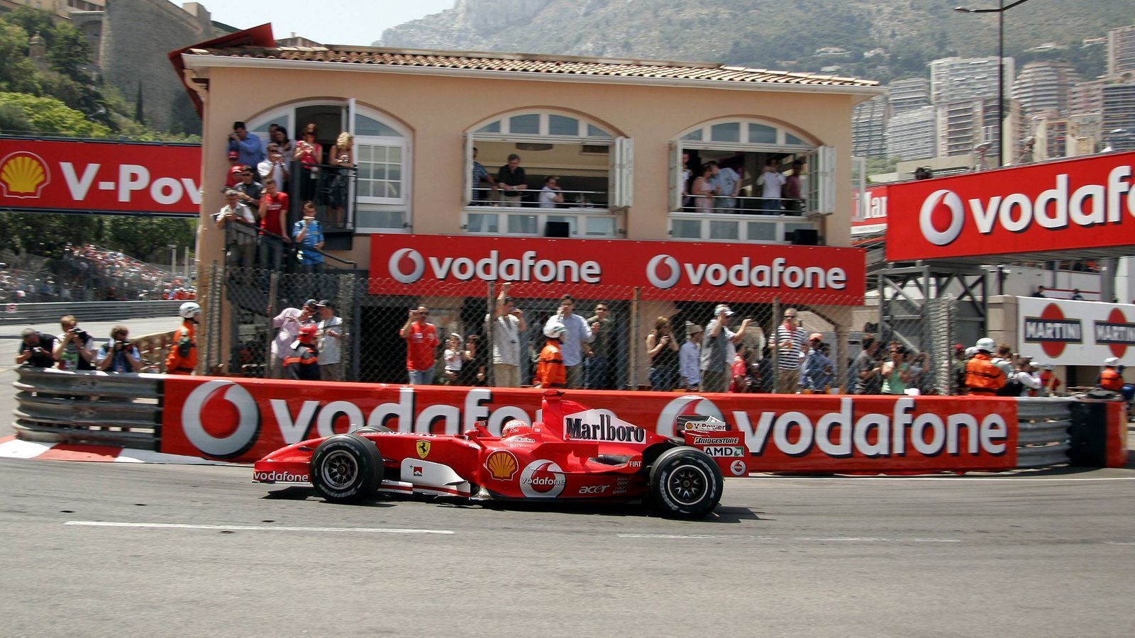 
                <strong>2006: Schumachers Parkaktion</strong><br>
                Es gibt Dinge, die im Gedächtnis bleiben, die fest zur Geschichte der Formel 1 gehören und an die sich die Fans auch Jahre später erinnern. Wie die Parkaktion von Michael Schumacher zum Beispiel. Im Qualifying zum Monaco-GP 2006 fuhr der damalige Ferrari-Star die schnellste Zeit. Wenige Sekunden vor Ende des Qualifyings ließ er eingangs der engen Rascasse-Kurve das Auto so stehen, dass gelbe Flaggen geschwenkt werden mussten. Dadurch konnten sich einige hinter ihm fahrende Piloten nicht verbessern. Die Rennleitung benötigte acht Stunden für ein Urteil. Das fiel dann hart aus: Schumachers Verhalten wurde als vorsätzlich und grob unsportlich gewertet; er wurde von der Pole Position auf den letzten Startplatz zurückversetzt.
              