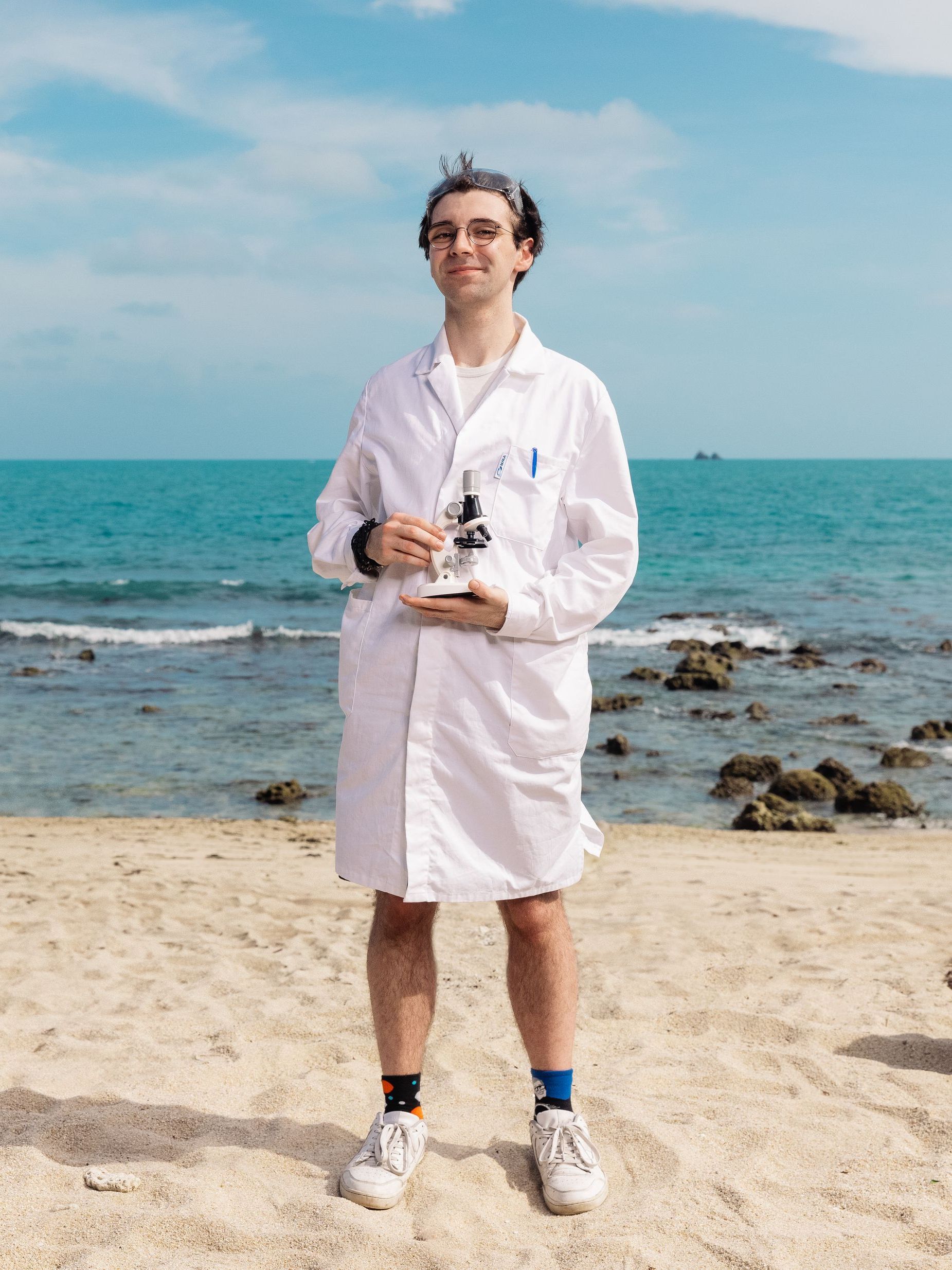 Noch vor wenigen Wochen präsentiert sich Wissenschafts-Nerd Daniel stilecht mit weißem Kittel, Labor-Brille und Mini-Mikroskop. In Folge 6 bekommt der Biologie-Student eine modische Auffrischung.