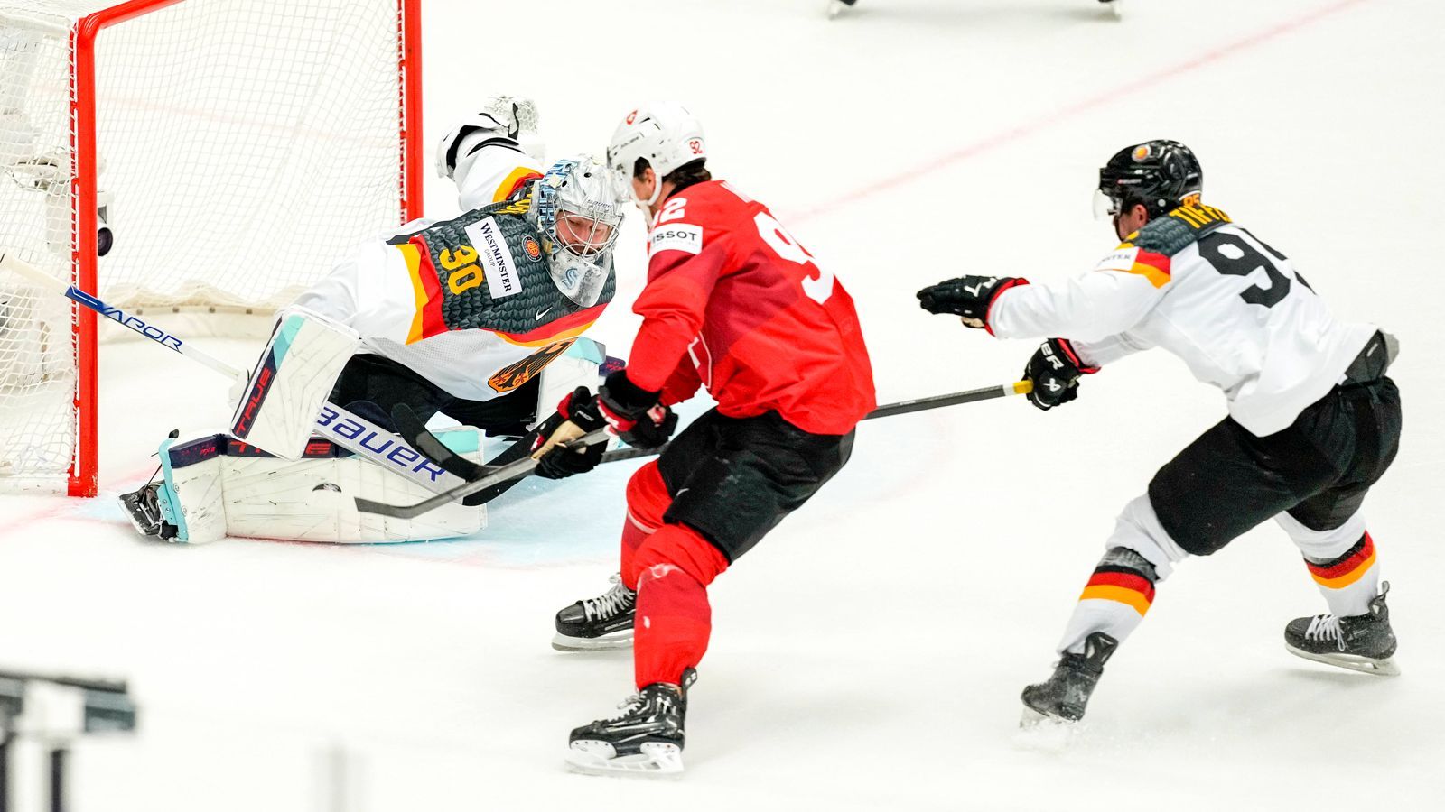 <strong>Penalty Killing</strong><br>Gegen das zweitbeste Power Play dieser WM steht das deutsche Team lange stabil. Trotz zahlreicher Möglichkeiten bleibt das Schweizer Überzahlspiel ohne Treffer - überragender Auftritt der deutschen Mannschaft hier!