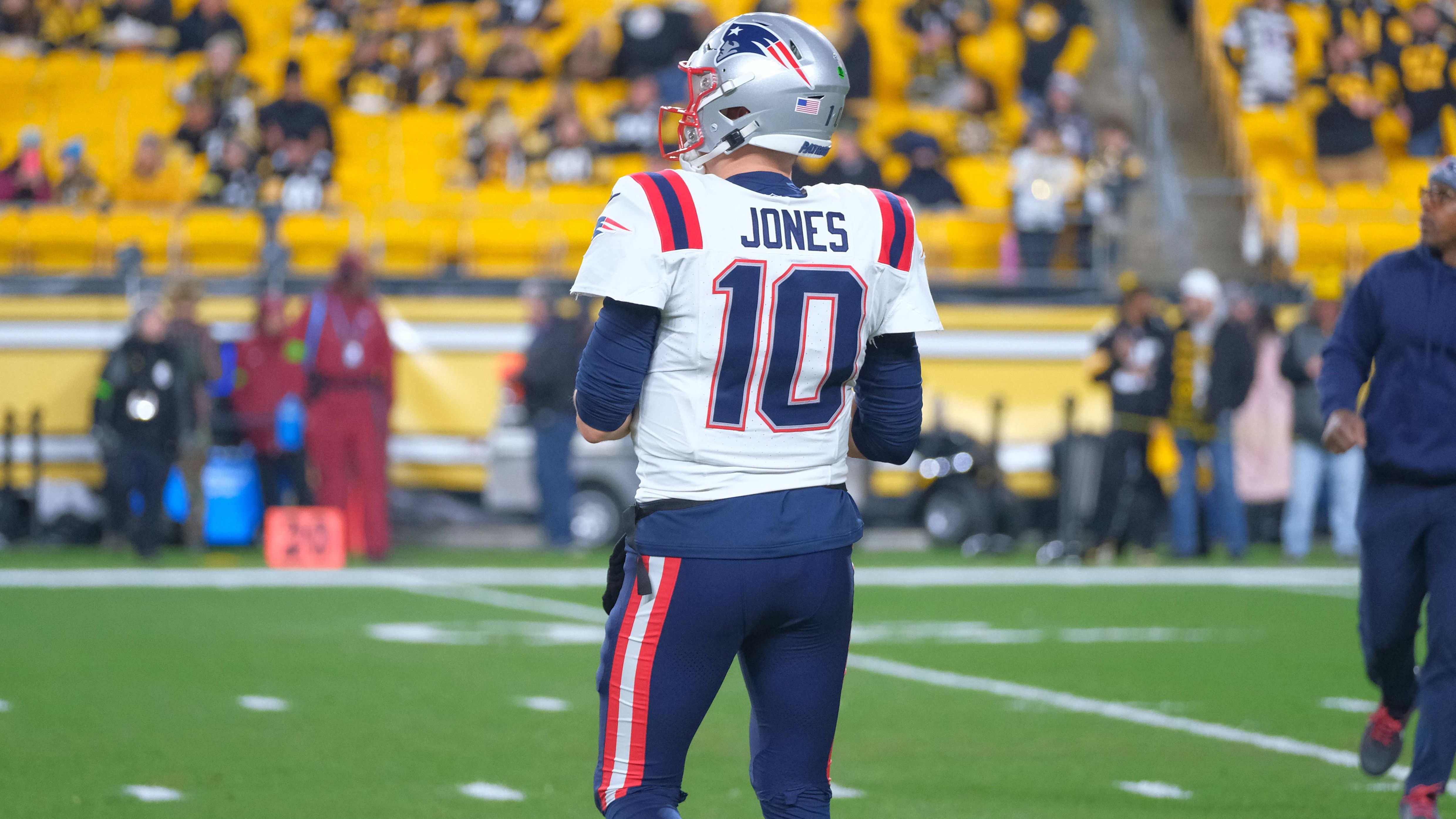 <strong>15. Pick: Mac Jones (New England Patriots)<br></strong>- Position: Quarterback<br>- Fifth Year Option: <strong>Abgelehnt</strong><br>- Wert der Option: 25,7 Millionen US-Dollar<br>- Besondere Anmerkungen: wurde 2024 zu den Jacksonville Jaguars getradet