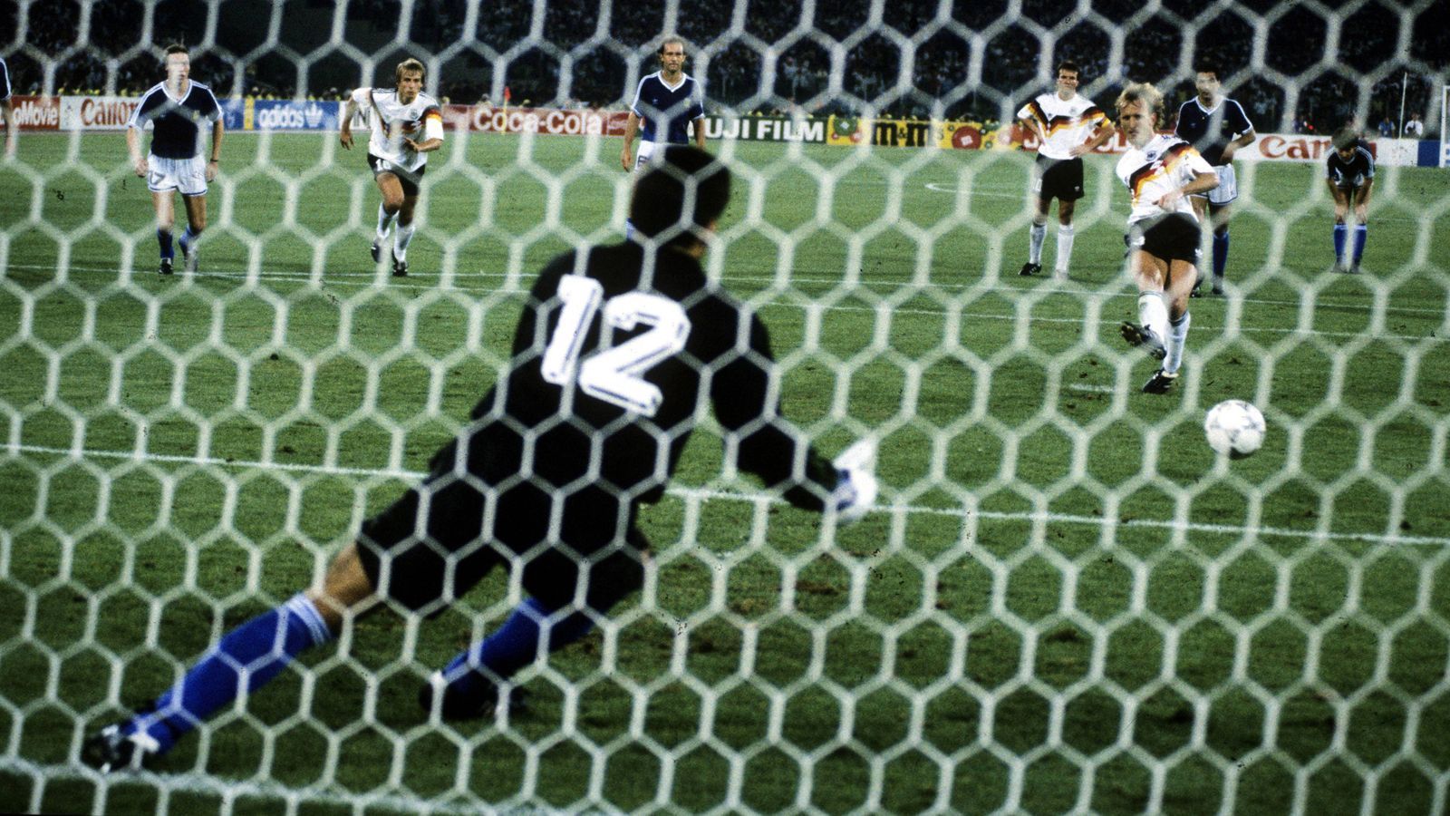 
                <strong>WM-Finale 1990: Argentinien - Deutschland</strong><br>
                Das Tor aus der Hintertorperspektive.
              