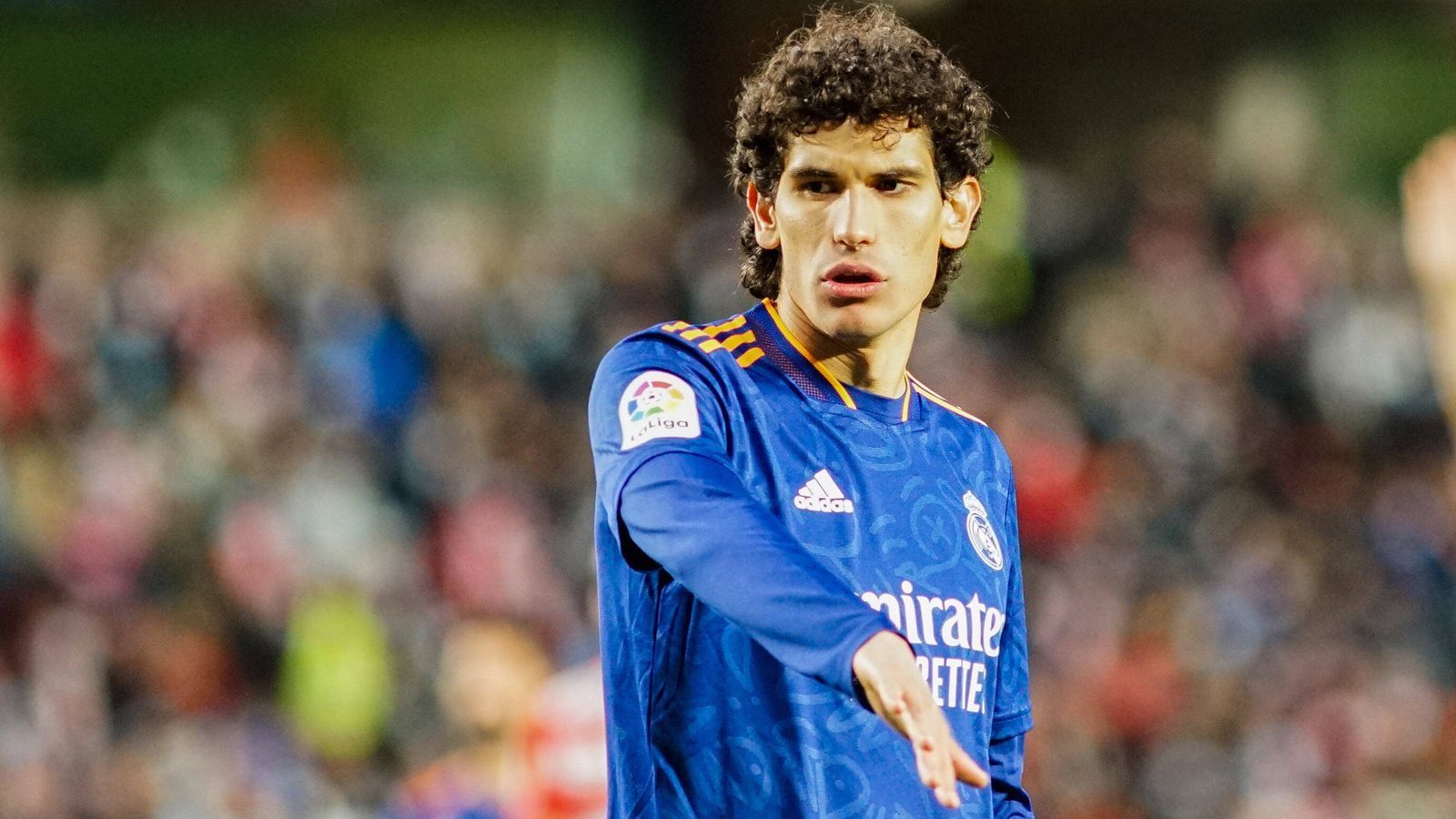 
                <strong>Jesus Vallejo</strong><br>
                Die Qualität von Jesus Vallejo reicht schlicht und ergreifend nicht für einen Stammplatz bei Real Madrid aus. Der Ex-Frankfurter steht ebenfalls auf der Streich-Liste und sollte sich einen neuen Verein suchen. In der vergangenen Saison war der 25-Jährige an den FC Granada ausgeliehen. Ein Wechsel zu einem mittelklassigen La-Liga-Verein ist wohl am naheliegendsten.
              