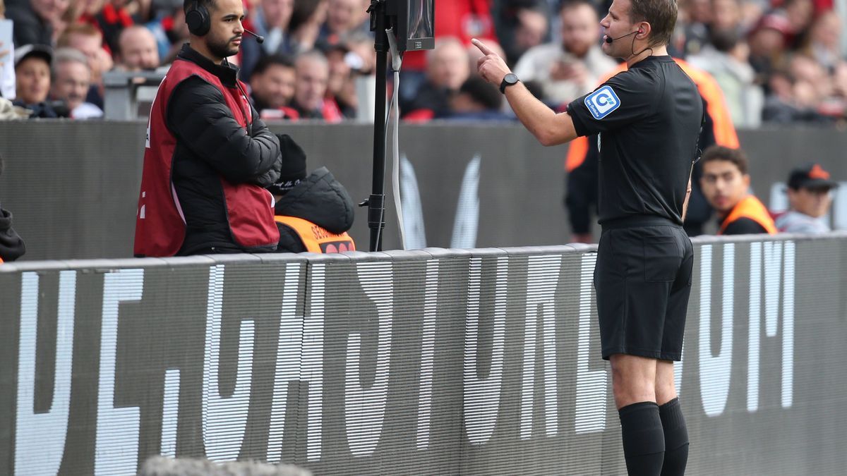 Eintracht Frankfurt Vs Bayer 04 Leverkusen in Leverkusen, Germany - 19 Oct 2024 Referee Felix Brych watches the Video Assistant Referee (VAR) monitor during the Bundesliga match between Leverkusen ...