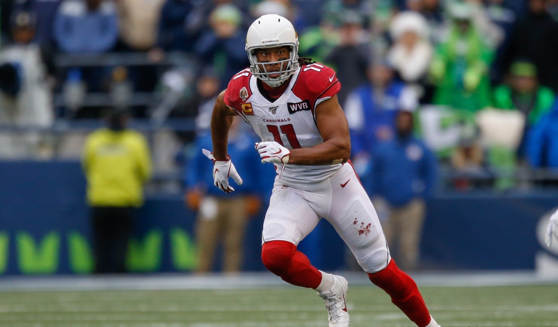 
                <strong>Larry Fitzgerald (Platz 69)</strong><br>
                Larry Fitzgerald ist der einzige Nicht-Quarterback, der seit Bestehen (2011) der Top 100 jedes Jahr in das Ranking gewählt wurde. Mittlerweile stimmen seine Kollegen allerdings mehr für Fitzgeralds Lebenswerk ab, denn der Wide Receiver ist lange nicht mehr so effektiv, wie er es in seiner Blüte war. Fitzgerald ist immer noch ein solider Receiver mit exzellenten Händen, doch für die Top 100 reichen seine Leistungen eigentlich nicht mehr aus. 
              