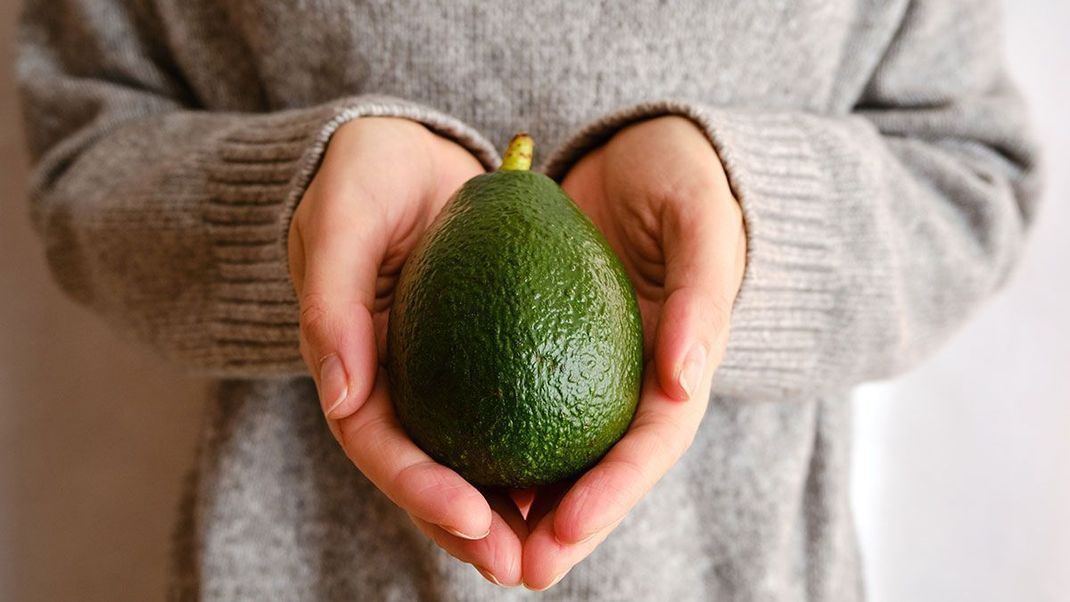 Die Avocado ist nicht nur reich an wertvollen Inhaltsstoffen und schmeckt köstlich, sondern zaubert uns auch als Maske ein Lächeln ins Gesicht.