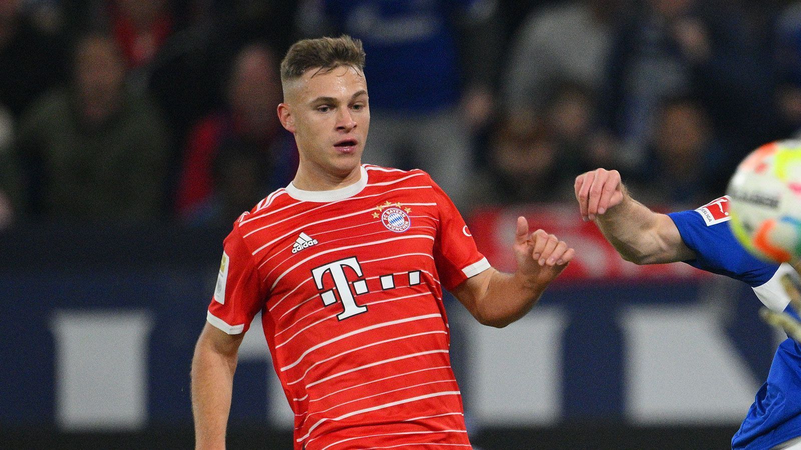 
                <strong>Joshua Kimmich</strong><br>
                Ist auf Schalke mal wieder als Rechtsverteidiger gefragt und macht seine Sache auf dieser Position sehr ordentlich. Typisch Kimmich halt. Auf den 27-Jährigen ist einfach Verlass. Hinten kaum gefordert, hätte er sich gegen harmlose Schalker aber durchaus noch etwas mehr in die Offensive einschalten können. Wird in der 24. Minute einmal von Marius Bülter überlaufen. In dieser Szene sieht er nicht besonders gut aus. ran-Note: 3
              