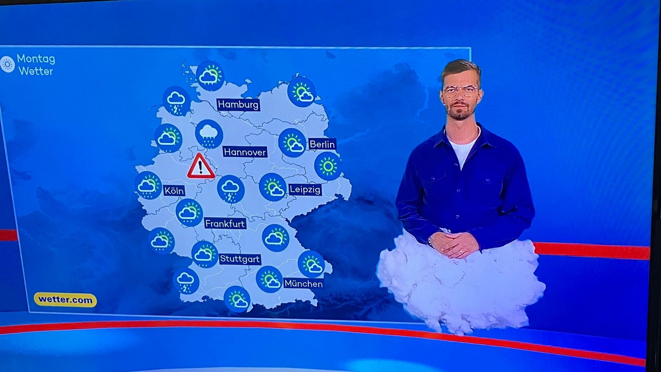 Joko Winterscheidt schwebt als Wolke zum Wetter der "ProSieben Newstime".