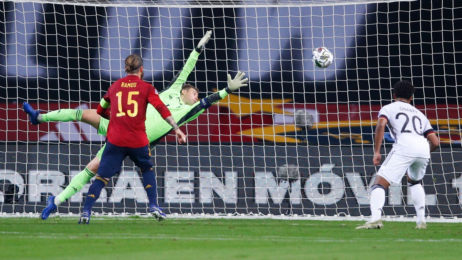 
                <strong>Manuel Neuer</strong><br>
                Rettet stark gegen Ramos' Freistoß aus 16 Metern (7.) und Weltklasse gegen Torres nach einer halben Stunde. Muss trotzdem schon in Hälfte eins dreimal hinter sich greifen – und ist am Ende bei allen sechs (!) Toren chancenlos. ran.de-Note: 4
              