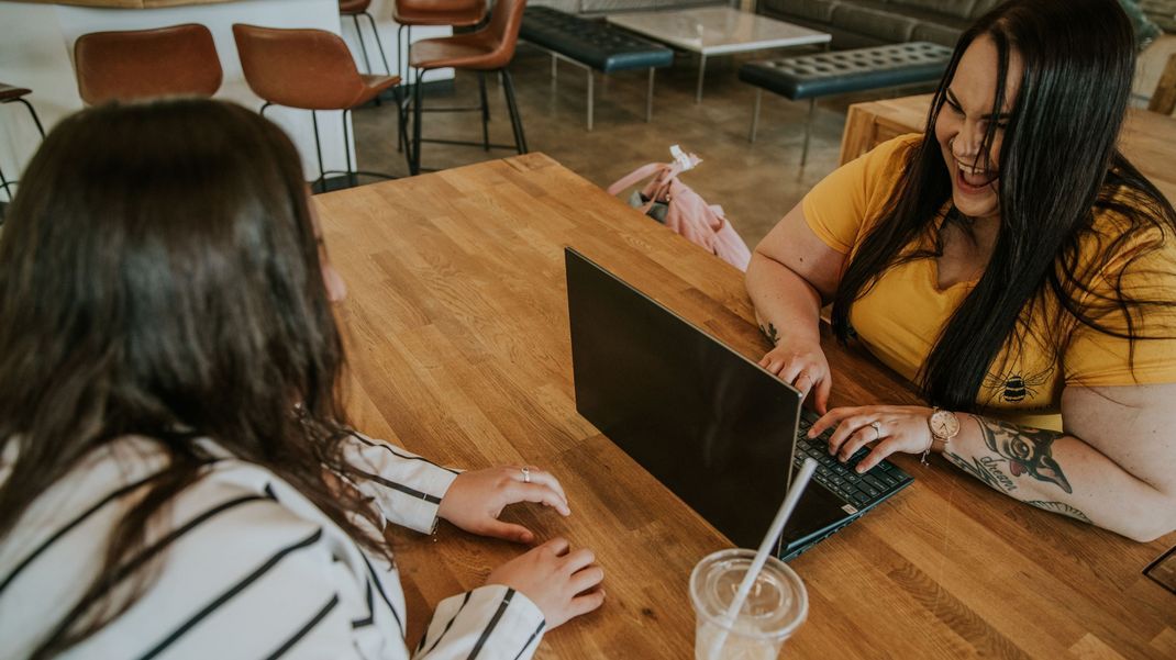 "Hast du DAS gehört?" Ein bisschen Gossip mit der "Work Bestie" und der Arbeitstag ist gleich viel schöner!