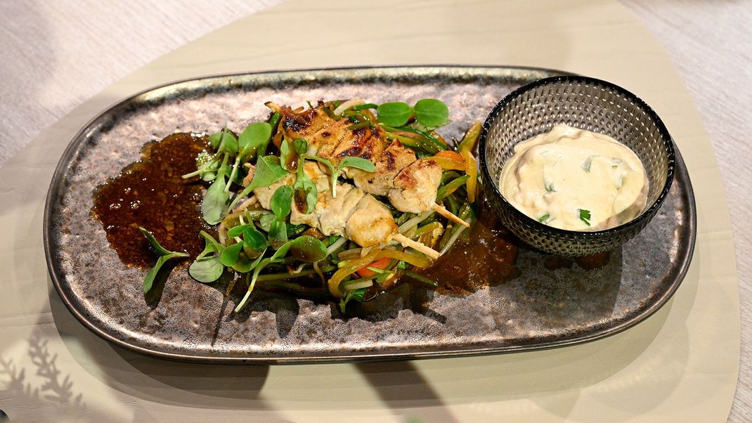 Hähnchenspieß mit Buttermilch-Zitronen Marinade, Dattel-Salzzitronen-Dip und Wok Gemüse mit Koriander.