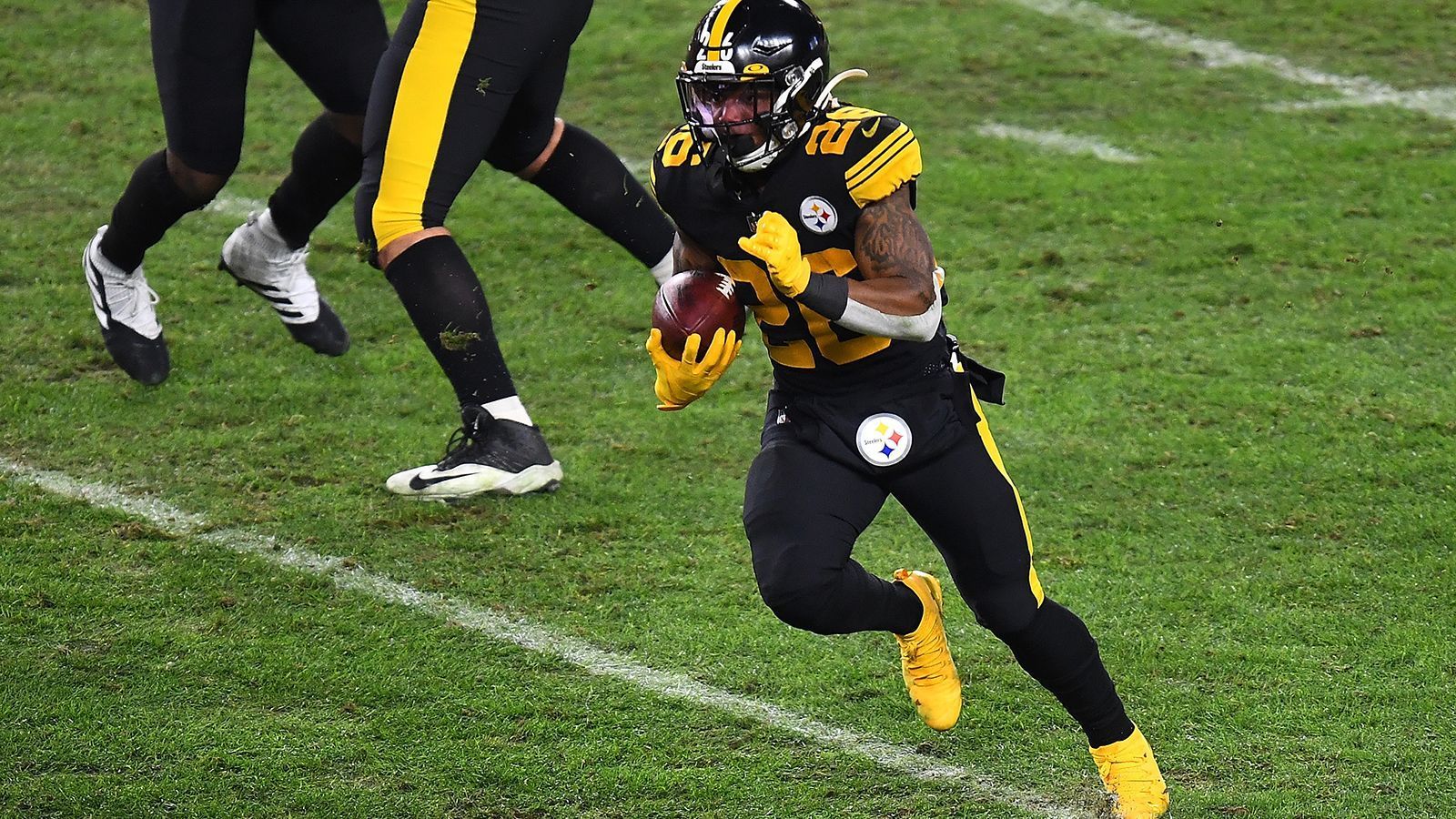 
                <strong>Anthony McFarland, Running Back</strong><br>
                Hinter James Connor und Benny Snell spielte Anthony McFarland nur die dritte Geige im Backfield in der vergangenen Saison. Der Running Back erhielt lediglich 33 Carries und konnte das Laufspiel der Steelers nicht beleben. Eine weitere Offseason und eine gute Perfomance in den Vorbereitungsspielen könnten ihn zum Backup von Rookie Najee Harris befördern. McFarland zeigte am College die nötige Explosivität und Übersicht, die ihn zu einem Viertrunden-Pick machten. Jetzt muss er die PS auf die Straße bringen. 
              