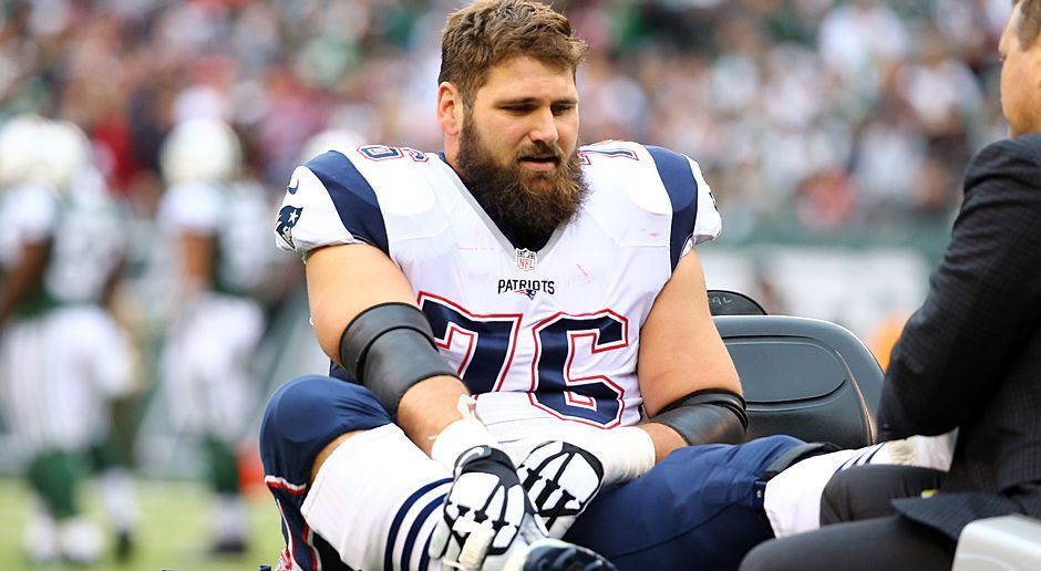 
                <strong>Sebastian Vollmer (New England Patriots)</strong><br>
                Nun ist es offiziell: Die New England Patriots trennen sich nach acht Jahren vom deutschen Offensive Tackle Sebastian Vollmer. Damit reagieren die Patriots auf Vollmers Verletzungsquerelen der letzten Saison. Dort fehlte der 32-Jährige wegen Hüft- und Schulterverletzungen komplett. Da er auf der PUP-Liste stand, verlängerte sich sein eigentlich auslaufender Vertrag automatisch um ein Jahr. Doch nun zogen die Patriots die Reißleine. Wenig später beendete Vollmer seine Karriere. Seine Bilanz bei den Patriots ist beeindruckend ...
              