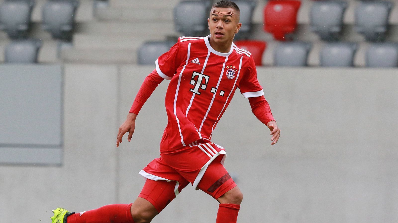 
                <strong>Oliver Batista Meier (FC Bayern München)</strong><br>
                Spätestens nach seiner bärenstarken vergangenen Saison dürfte Oliver Batista Meier bereits auf dem Zettel einiger Top-Klubs stehen. Umso besser, dass er schon bei einem spielt. Der 17-jährige Linksaußen lief sowohl für die U17 als auch für die U19 auf, schoss in insgesamt 40 Spielen 32 Tore und legte weitere 19 auf. In dieser Saison steht er nach drei Spieltagen bei zwei Treffern und drei Vorlagen. Wenn er körperlich noch etwas zulegt, könnte Batista Meier mittelfristig ein Nachfolge-Kandidat für Franck Ribery werden.
              