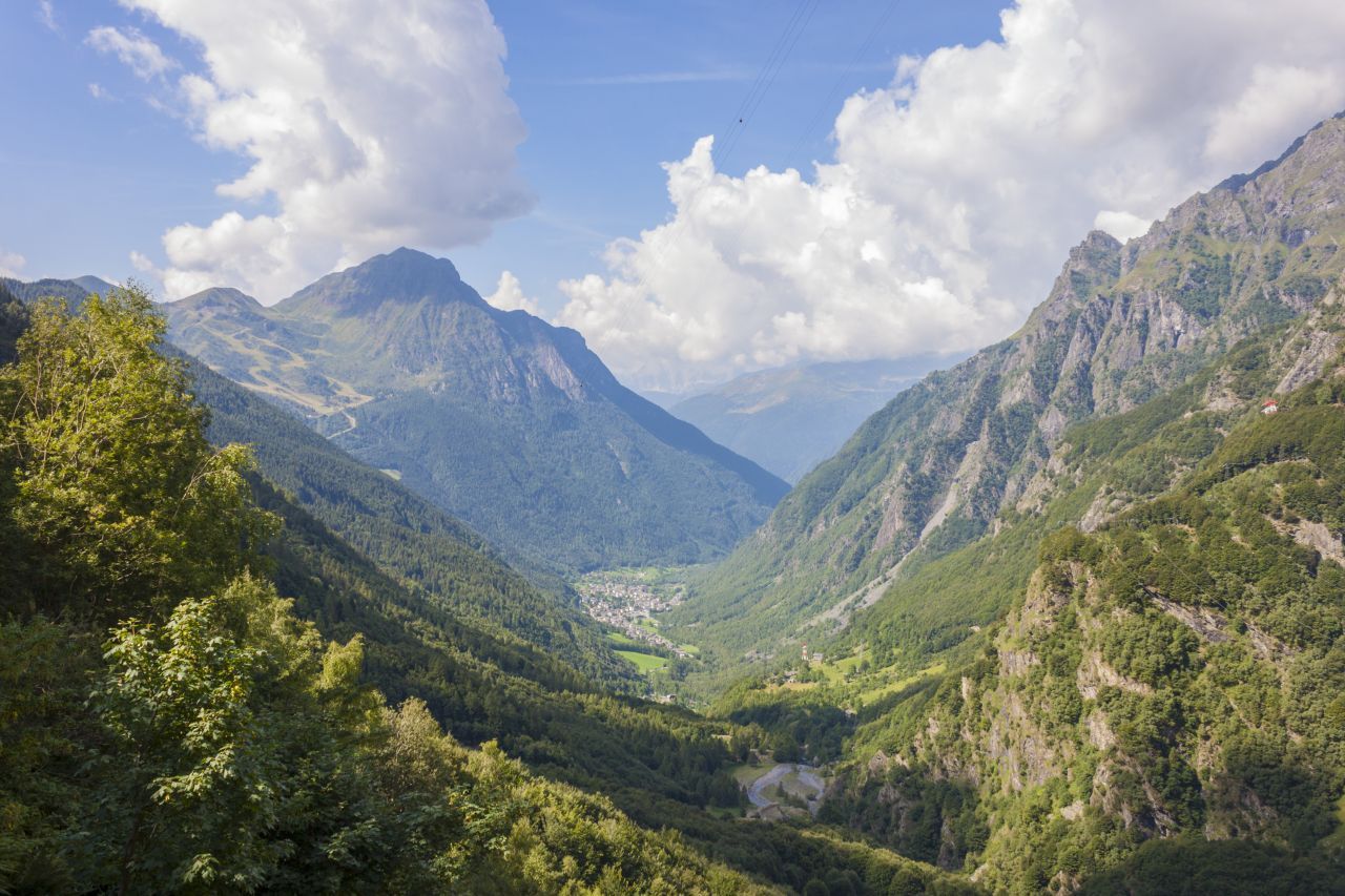 Der höchste Gipfel der Bergamasker Alpen (italienisch: Alpi Orobie) ist mit 3.052 Metern der Pizzo di Coca. Um dort hinauf zu gelangen, müssen Kletterstellen bis zum zweiten Grad (mäßig schwierig) überwunden werden. Insgesamt führen 775 Wanderrouten, 22 Fernwanderwege und acht Pilgerwege durch die Region, in der sich Alpensteinböcke tummeln. Von Mitte Juni bis Mitte September sind die Hütten üblicherweise täglich geöffnet. 