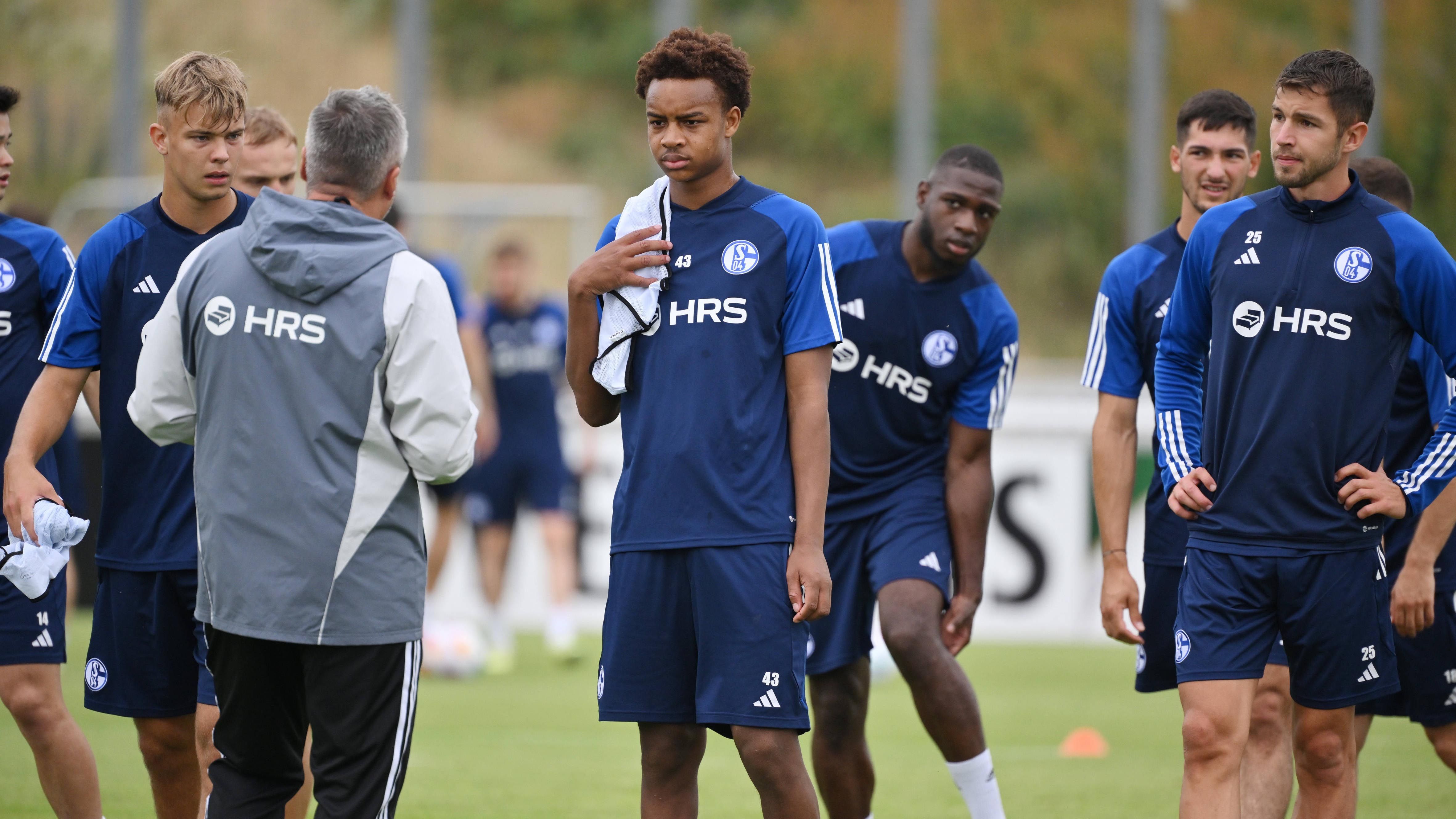 <strong>Starke Leistung im Trainingslager</strong><br>Dabei wird er auch gesehen haben, dass sich Ouedraogo schon in der Vorbereitung zum Schalker Hoffnungsträger entwickelt hat. Trainer Thomas Reis nahm ihn mit ins Trainingslager der Profis in Mittersill – Ouedraogo zeigte seine Dankbarkeit mit Disziplin und starken Leistungen in den Testspielen. Reis: "Er hat eine tolle Vorbereitung gespielt und gezeigt, dass er ein Talent ist.“