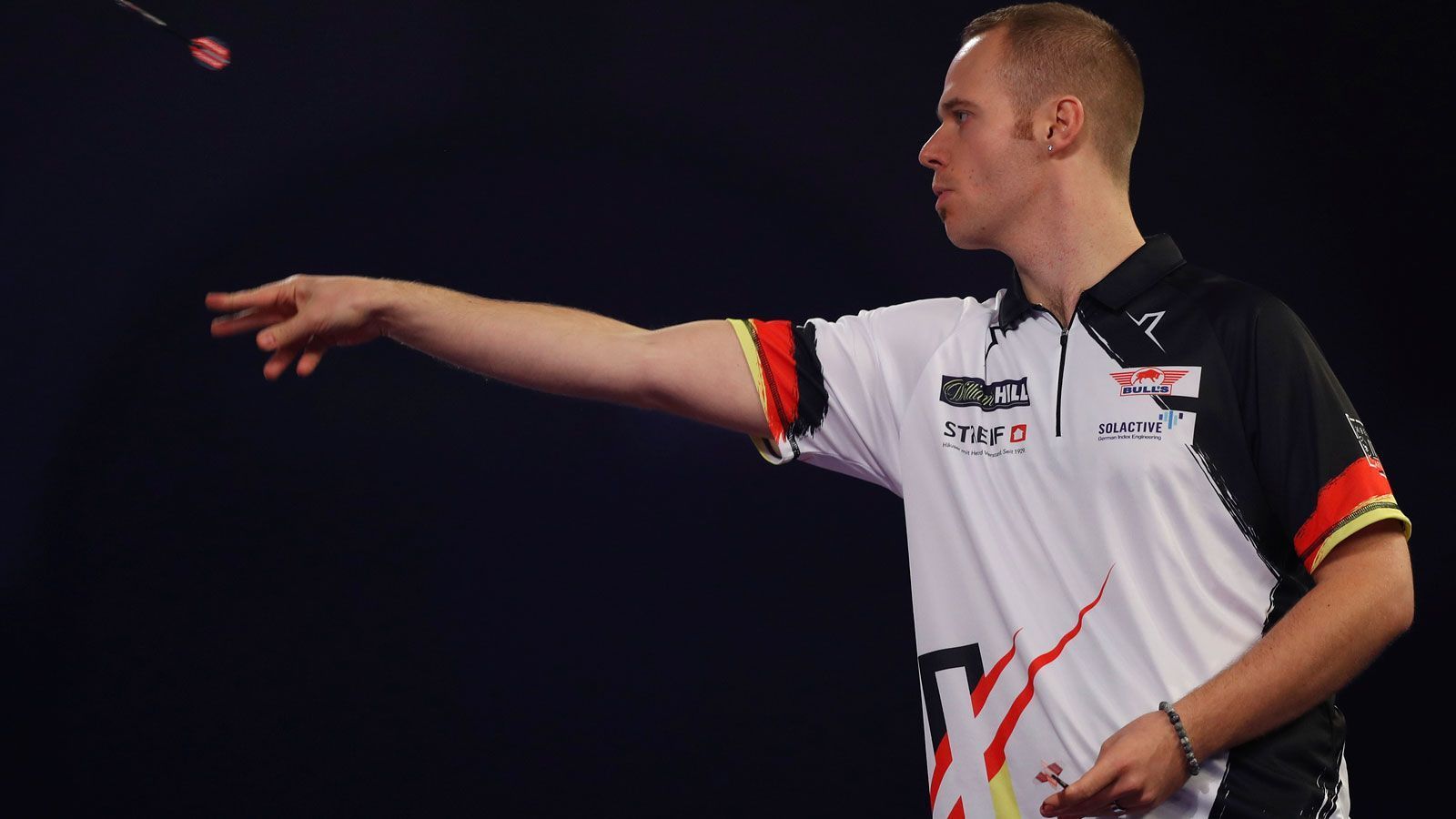 
                <strong>Max "Maximiser" Hopp</strong><br>
                Auch in diesem Jahr geht der bekannteste deutsche Darts-Profi wieder ins Rennen. Der "Maximiser" spielt seit 2012 in der PDC und qualifizierte sich 2020 über die Pro Tour Order of Merit - die Weltrangliste - für das Turnier. Max Hopp gehört zu den ungesetzten Spielern, er startete daher bereits in das Turnier - erfolgreich!
              