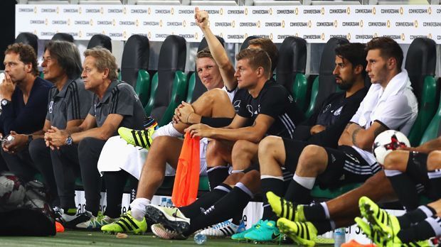 
                <strong>Schweinsteigers emotionaler DFB-Abschied</strong><br>
                Dann nimmt er auf der Bank Platz. Das Ende seiner Nationalmannschafts-Karriere.
              