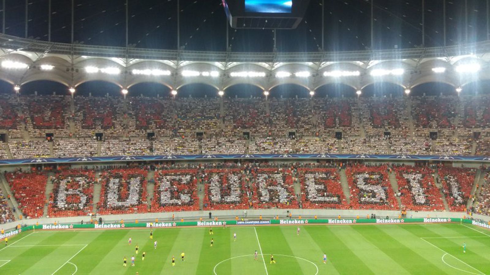 <strong>Steaua Bukarest - Dinamo Bukarest</strong><br>
                Mega-Coup aus Fan-Sicht: Dinamo-Fans verhöhnten Gegner Steaua im Vorfeld mit einer Choreo auf der ganz großen Bühne. In der Champions-League-Qualifikation traf Steaua Bukarest vor über 45.000 Zuschauern auf Manchester City. Mit 0:5 wurden die Rumänen abgewatscht, aber die wohl bitterste Niederlage erlebte der Klub auf den Rängen. Dort stand in der Choreo vor dem Spiel über die gesamte Spielfeldlänge geschrieben "Doar Dinamo Bucuresti" ("Nur Dinamo Bukarest").