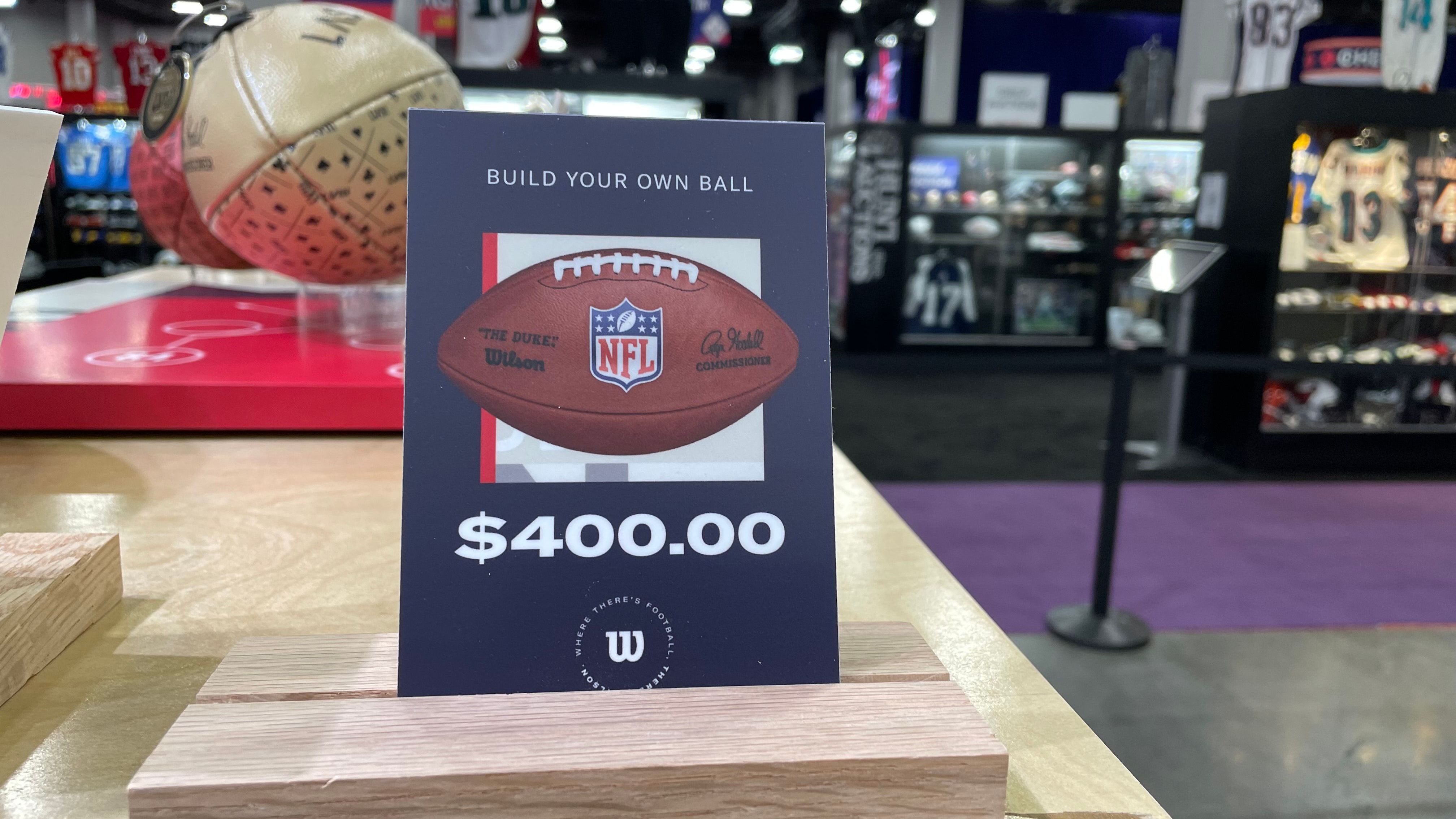 <strong>Personalisierter Football für das heimische Regal<br></strong>Wer noch ein paar Dollar mehr übrig hat, der kann sich sogar einen personalisierten Football sichern. So gibt es die Möglichkeit, sich verschiedene Bilder und sogar Autogramme ganz nach Wahl auf den Football drucken zu lassen. Für 400 Dollar (371 Euro) ist man dabei.