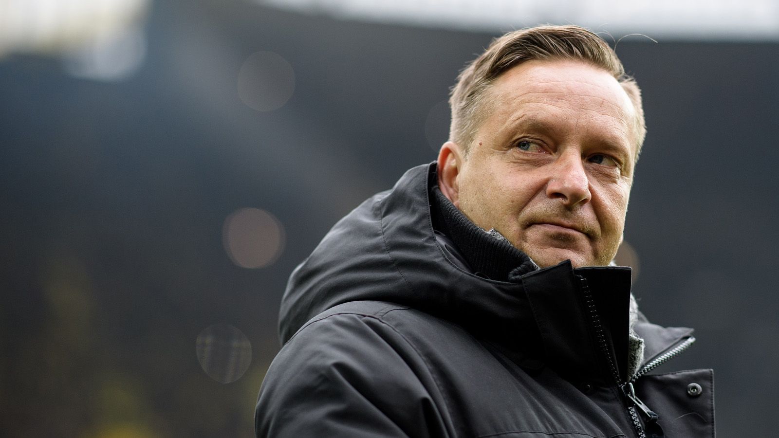 
                <strong>Horst Heldt musste gehen</strong><br>
                Horst Heldt musste seine Sachen in Hannover packen. Nach knapp zwei Jahren als Manager beim Verein ist Schluss. Der 49-Jährige wurde schon im vergangenen Sommer mit einem Abschied von 96 in Verbindung gebracht und soll sich mit dem VfL Wolfsburg bereits einig gewesen sein. Problem nur: Damals ließ ihn Kind nicht ziehen. Nun hat sich die Situation geändert - der Posten in Wolfsburg ist allerdings längst fest an Jörg Schmadtke vergeben. Heldt könnte es stattdessen zurück zum FC Schalke 04 ziehen. Angeblich sind einige Vorstandsmitglieder auf Schalke offen für die Idee, dem Ex-Manager eine zweite Chance zu geben.
              