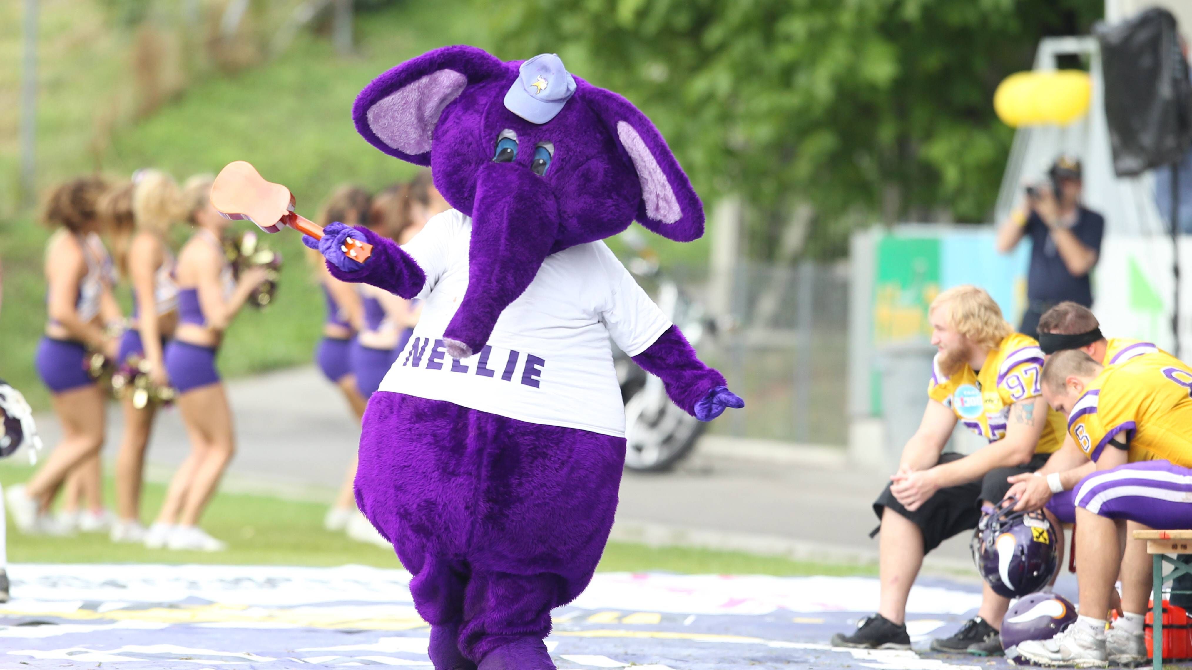 <strong>Nellie (Vienna Vikings)</strong><br>Der längste Rüssel will nach Brüssel! Die allseits beliebte Nellie fordert billigere Preise für Kleidung in Übergrößen und kürzere Wartezeiten beim Hals-Rüssel-Ohrenarzt. Außerdem steht die Barrierefreiheit für große Tiere und Menschen im ÖPNV ganz oben auf ihrer Liste!