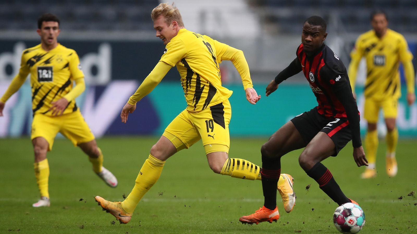 
                <strong>Julian Brandt</strong><br>
                In der ersten Hälfte als falsche Neun in einer undankbaren Rolle, da aus dem Mittelfeld so gut wie nichts kommt. Muss sich die Bälle selbst am eigenen Sechzehner holen. Vereinzelt mit schönen Aktionen im Zusammenspiel mit Reyna und Sancho. Man merkt aber, dass er kein Stürmer ist. Nach Dahouds Auswechslung zur Halbzeit dann auf der Doppel-Sechs. Fühlt sich hier sichtlich wohler und gibt dem Mittelfeld mehr Kompaktheit. Wird in der 74. Minute für Bellingham ausgewechselt. ran-Note: 3
              