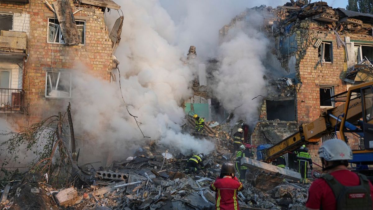 Ukrainische Feuerwehr löscht nach einem Drohnenangriff Brände in Wohngebieten.