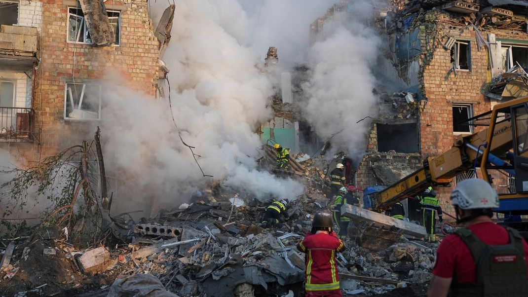 Die ukrainische Feuerwehr löscht nach einem Drohnenangriff Brände in Wohngebieten.