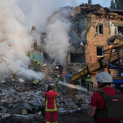 Ukrainische Feuerwehr löscht nach einem Drohnenangriff Brände in Wohngebieten.