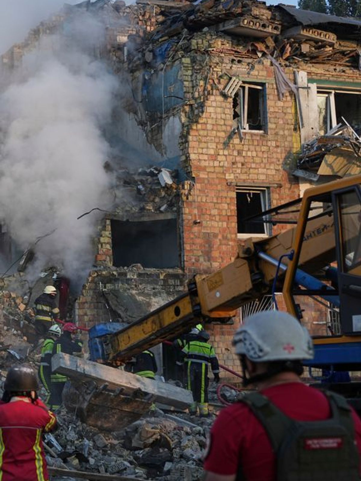 Ukrainische Feuerwehr löscht nach einem Drohnenangriff Brände in Wohngebieten.