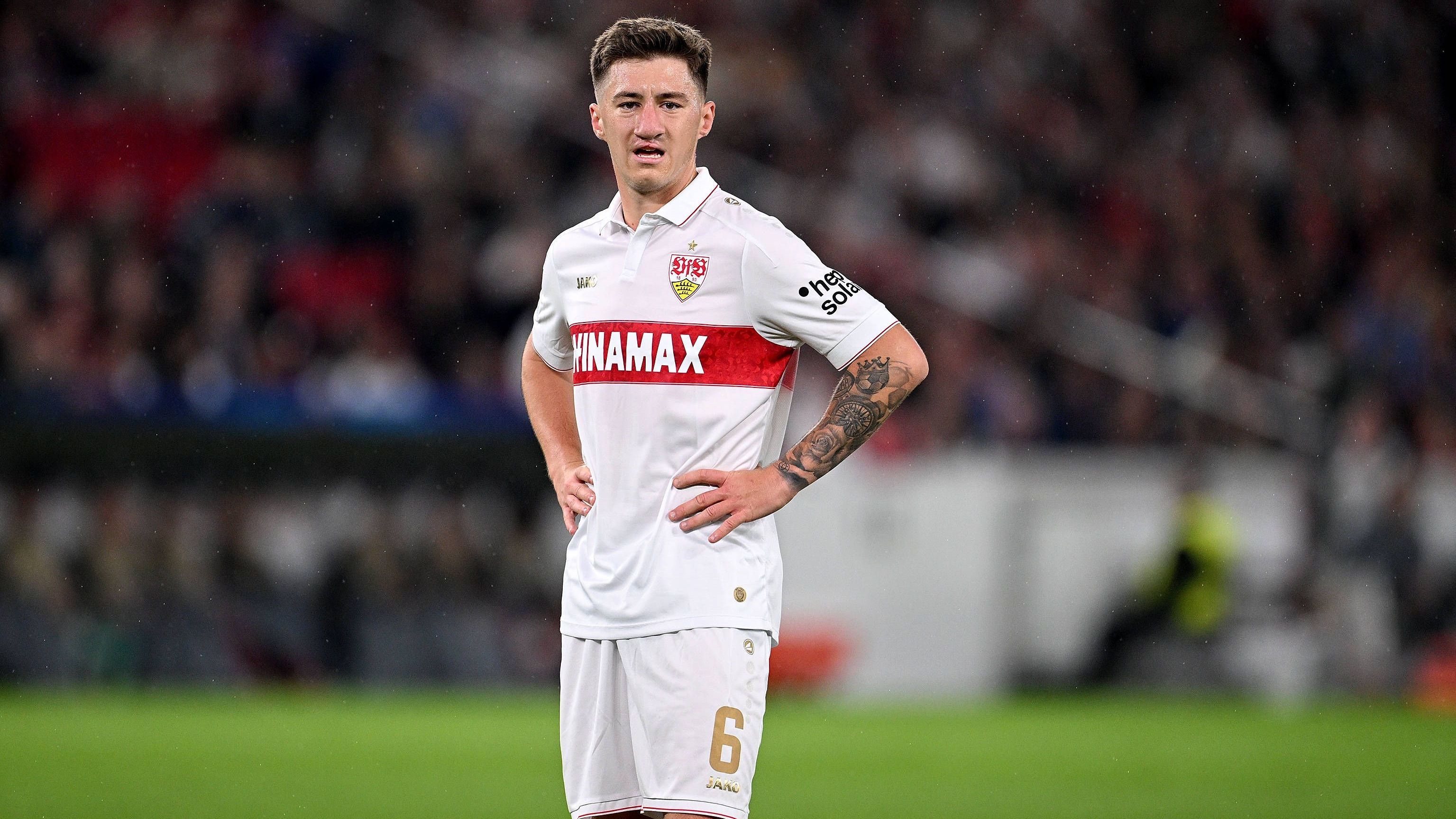 <strong>Angelo Stiller (VfB Stuttgart)</strong><br>Bereits im Sommer hatte der FC Barcelona Angelo Stiller ins Visier genommen. Wie die "Bild" berichtet, sollen die Blaugrana nun erneut am Stuttgarter Mittelfeldspieler dran sein. Da Barca-Coach Flick von Stillers Entwicklung stark beeindruckt sei, wolle der Klub jetzt die Bemühungen um den 23-Jährigen intensivieren....