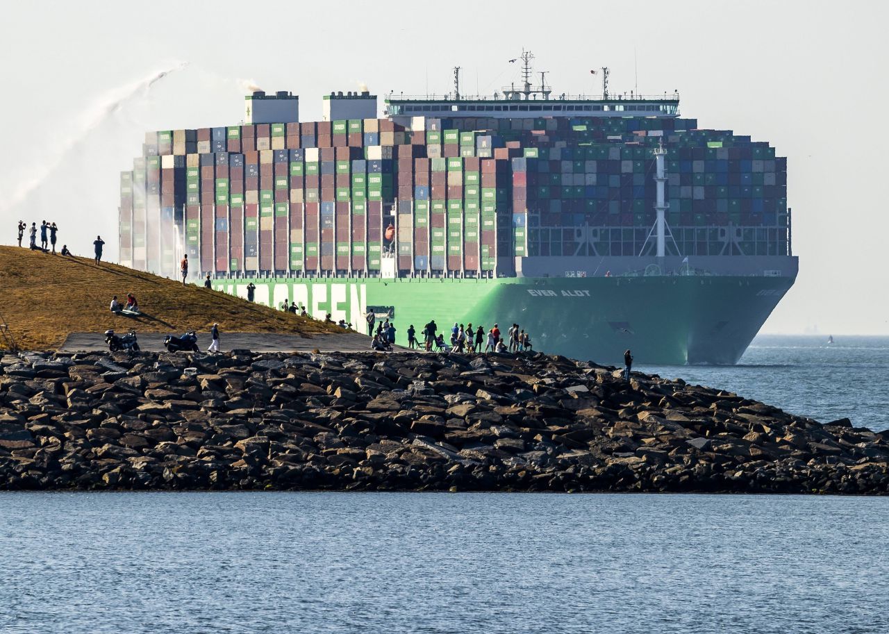 Das größte Containerschiff der Welt: So riesig ist die Ever Alot