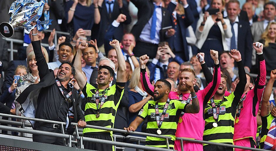 
                <strong>Huddersfield Town - der Coup</strong><br>
                In der zweiten englischen Liga steigen die beiden besten Teams direkt auf. Die Plätze 3.-6. spielen in einem Playoff-System den dritten Aufsteiger aus. Huddersfield belegt nach 46 Spieltagen mit 81 Punkten und einem negativen Torverhältnis von -2 den fünften Platz. Der Tabellensechste FC Fulham hat vergleichsweise 80 Punkte und ein positives Torverhältnis von 28! 56 Tore stehen bei Huddersfield auf dem Konto. Nottingham Forest (Tabellenplatz 21.) kommt auf 62 Tore. Im Playoffs-Halbfinale gewinnen die "Terriers" nach Hin- und Rückspiel 5:4 im Elfmeterschießen gegen Sheffield Wednesday. Im Wembley-Finale reicht ein 4:3 im Elfmeterschießen. Mehr Wunder geht kaum.
              