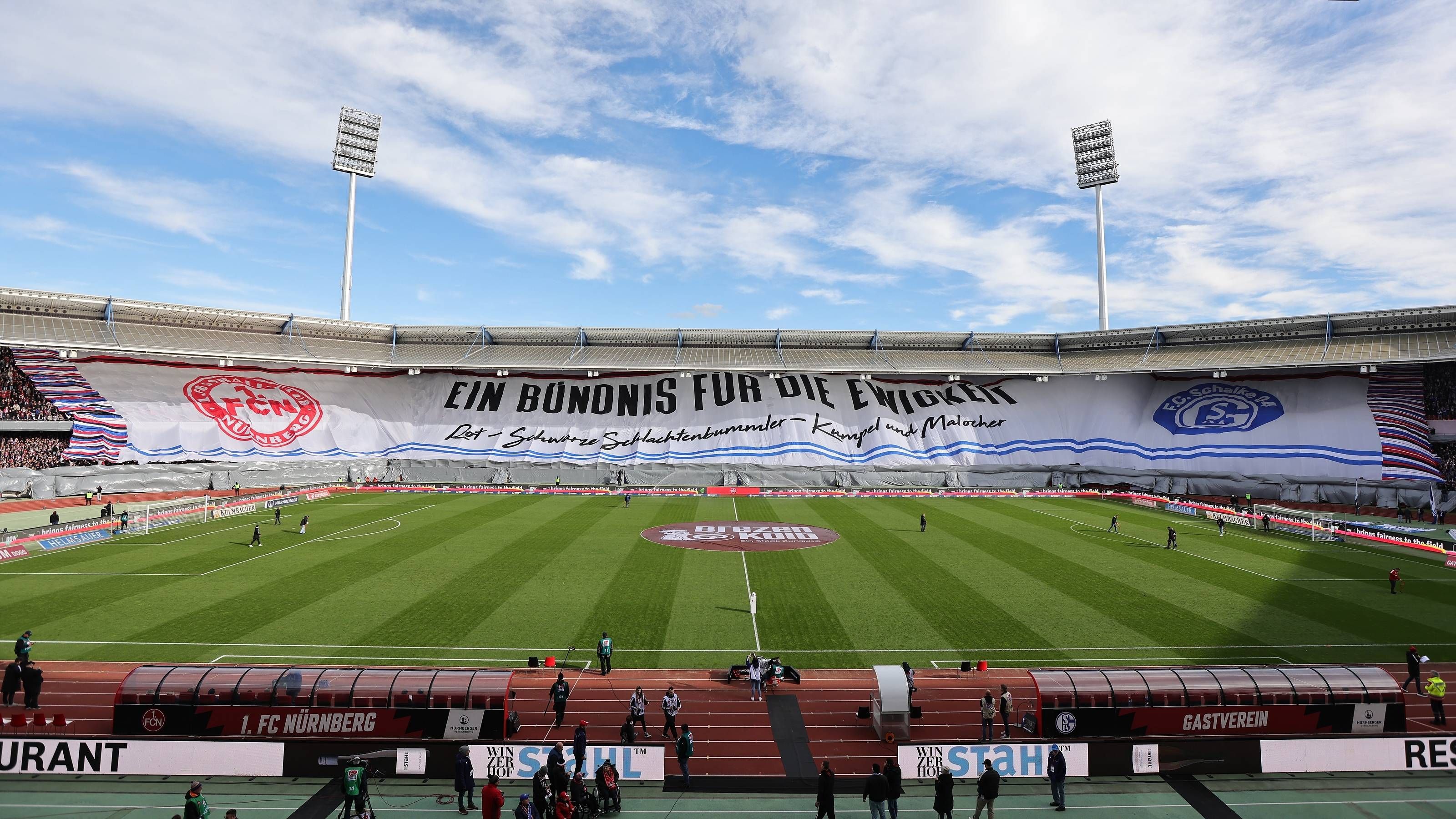 1. FC Nürnberg - FC Schalke 04: Spektakuläre Choreo bei Zweitligaduell