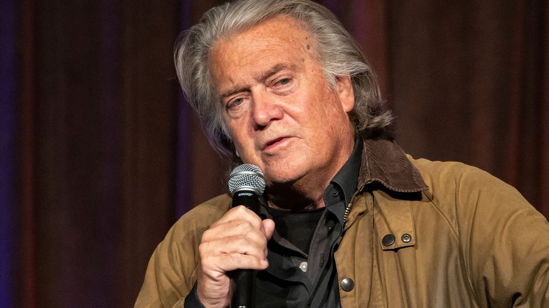 Steve Bannon will Elon Musk zu Fall bringen, weil er ein "Rassist und wahrhaft böse" sei.