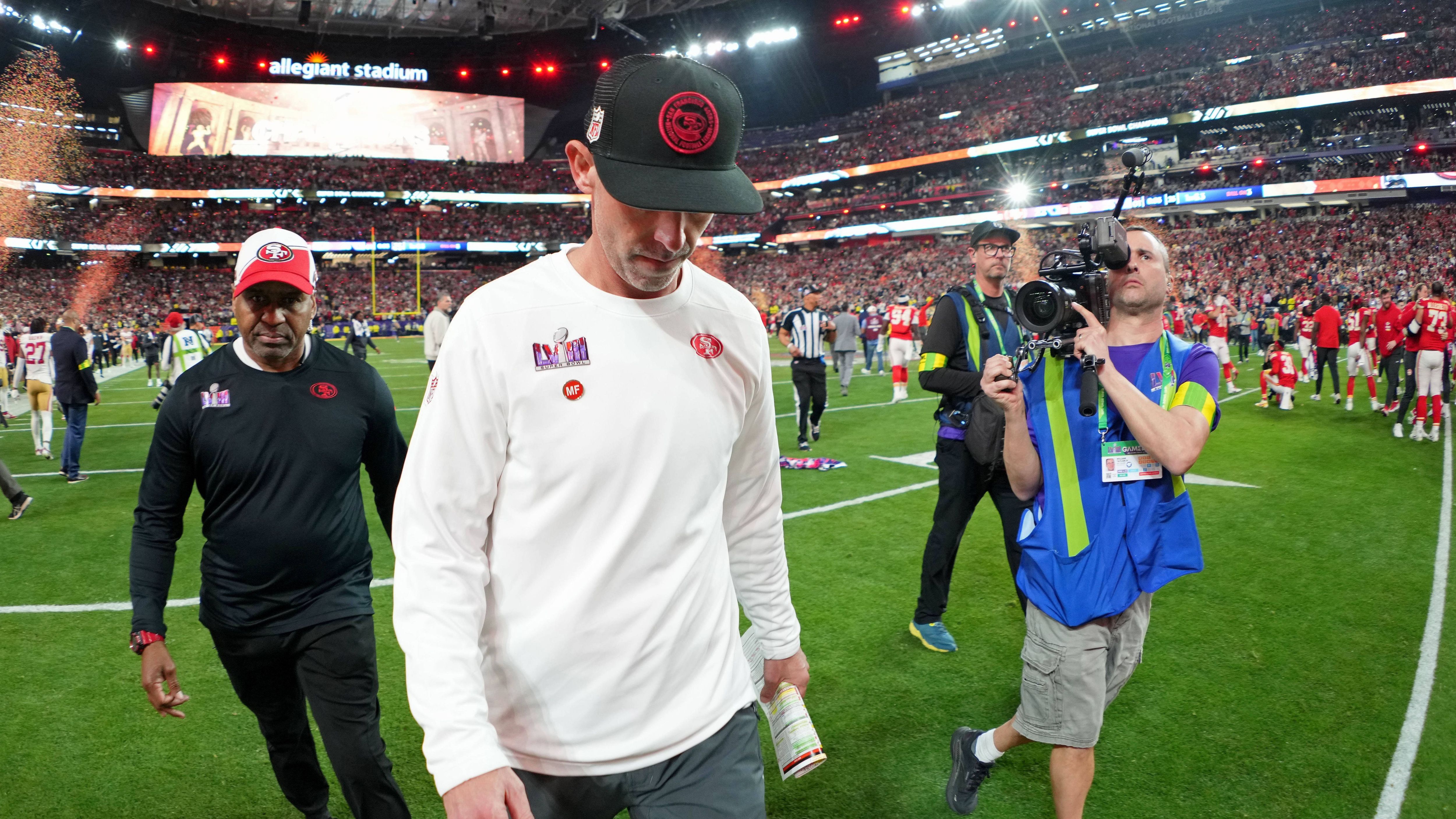 <strong>Verlierer: Kyle Shanahan</strong><br>Auch wegen dieses Missgeschicks nach dem zweiten Touchdown wurde es wieder nichts mit dem ersten Super-Bowl-Ring für Kyle Shanahan. Dabei konnte der Head Coach der 49ers auf den an Einzelspielern wohl stärksten Kader aller Teams zurückgreifen. Doch wie schon vor vier Jahren fand er kein Mittel gegen die Comeback-Qualitäten der Chiefs. Es bleibt dabei: Wenn es darauf ankommt, entgleiten ihm die Spiele einfach zu oft.