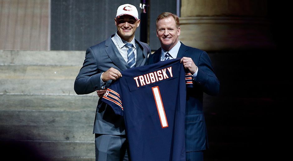 
                <strong>Mitchell Trubisky</strong><br>
                Der Draft ist vorbei. Jetzt stellt sich die Frage, welcher Rookie seinem neuen Team sofort helfen kann. Während Mitchell Trubisky wohl vorerst hinter Mike Glennon lernen darf, werden einige Rookies sofort ins kalte Wasser der NFL geworfen. Wir zeigen euch zehn Athleten, die in der kommenden Saison 2017 voraussichtlich direkt auf dem Platz stehen werden.
              